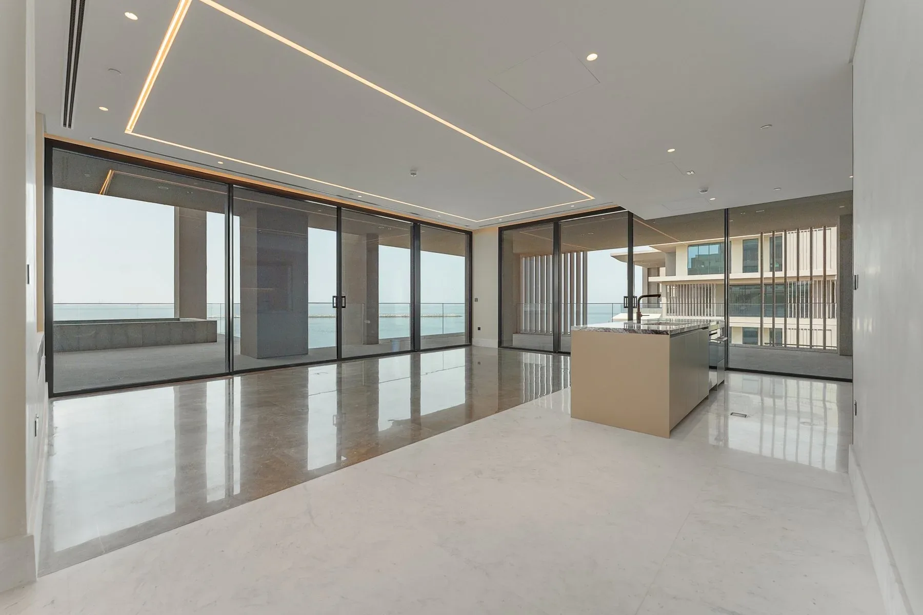 Stunning Luxury Apartment with Full Sea Views — photograph 2