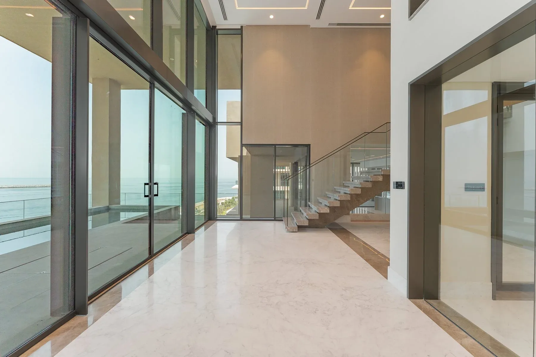 Stunning Luxury Apartment with Full Sea Views — photograph 3