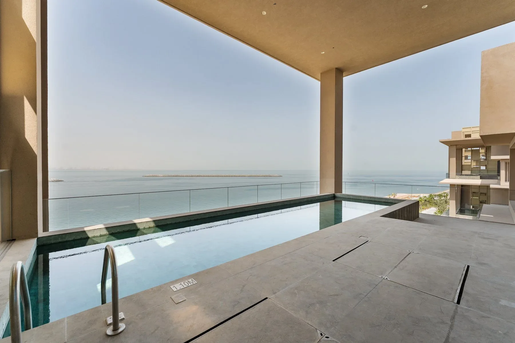 Stunning Luxury Apartment with Full Sea Views — photograph 1