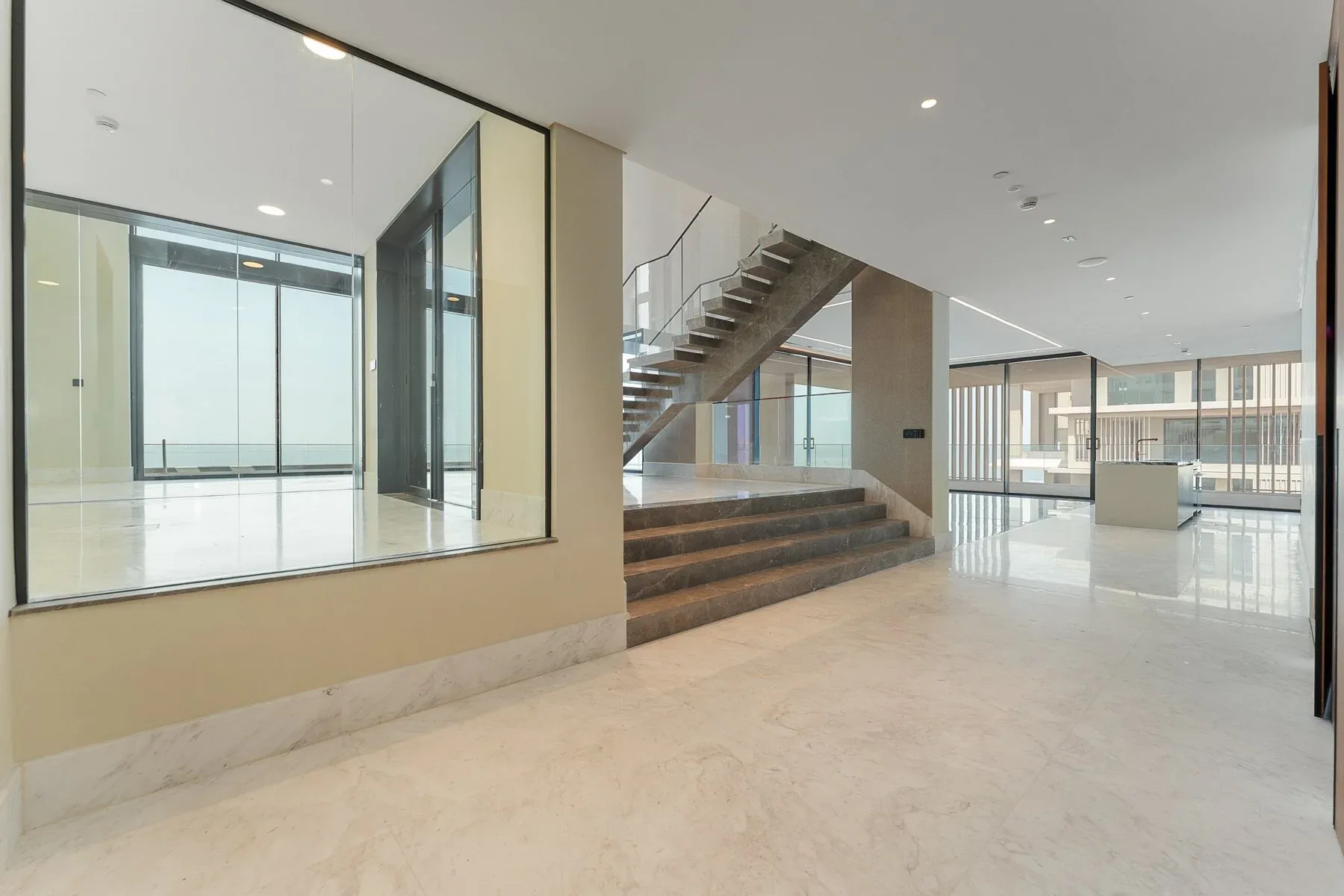 Stunning Luxury Apartment with Full Sea Views — photograph 4