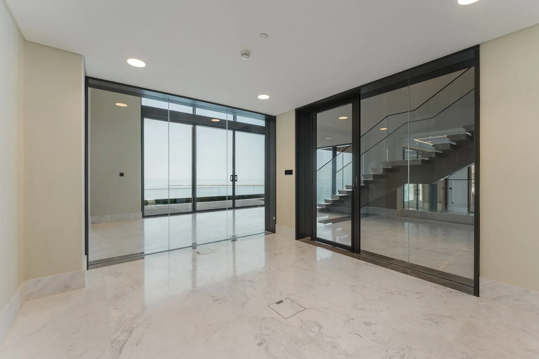 Stunning Luxury Apartment with Full Sea Views — photograph 7