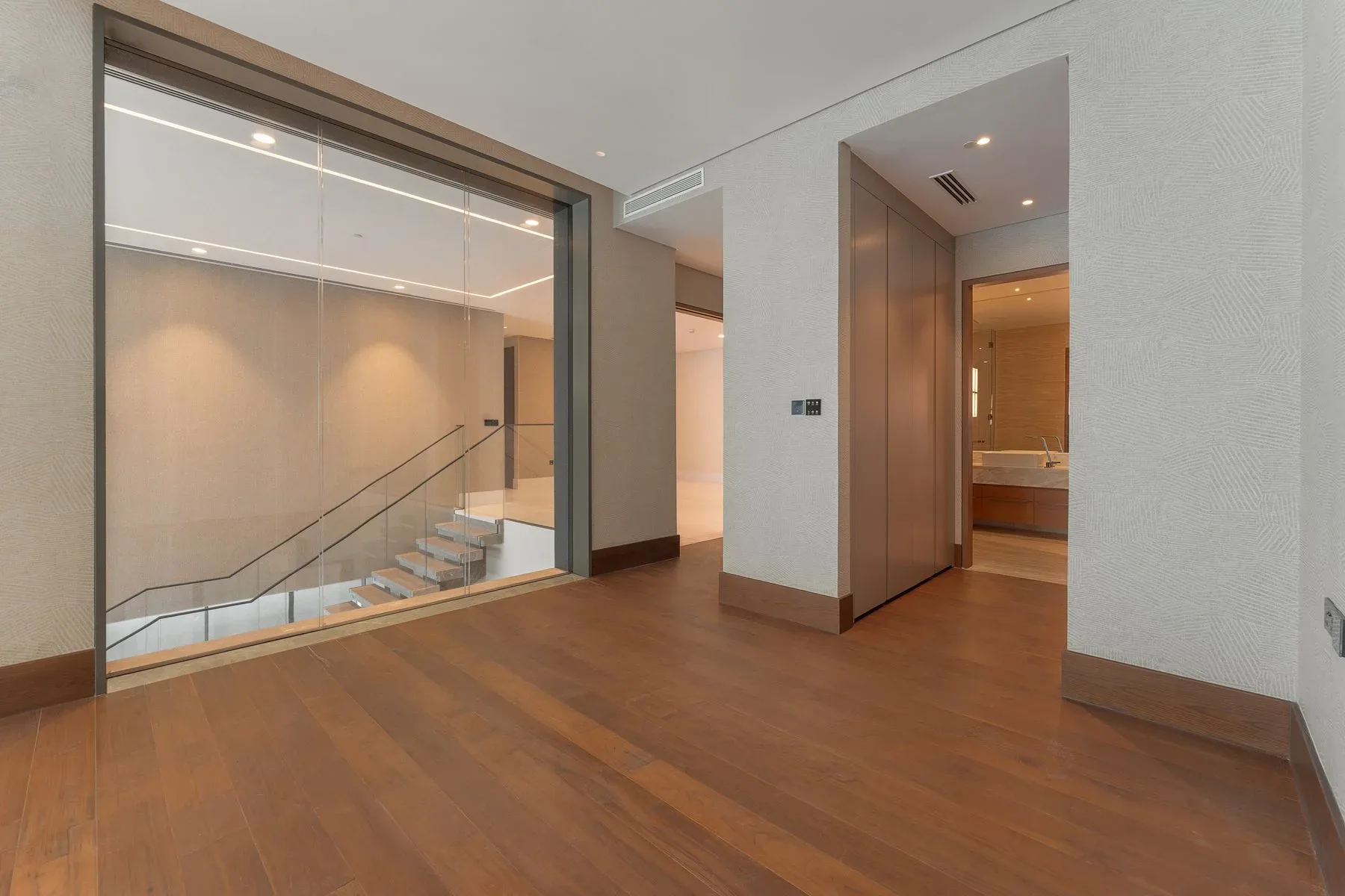 Stunning Luxury Apartment with Full Sea Views — photograph 9