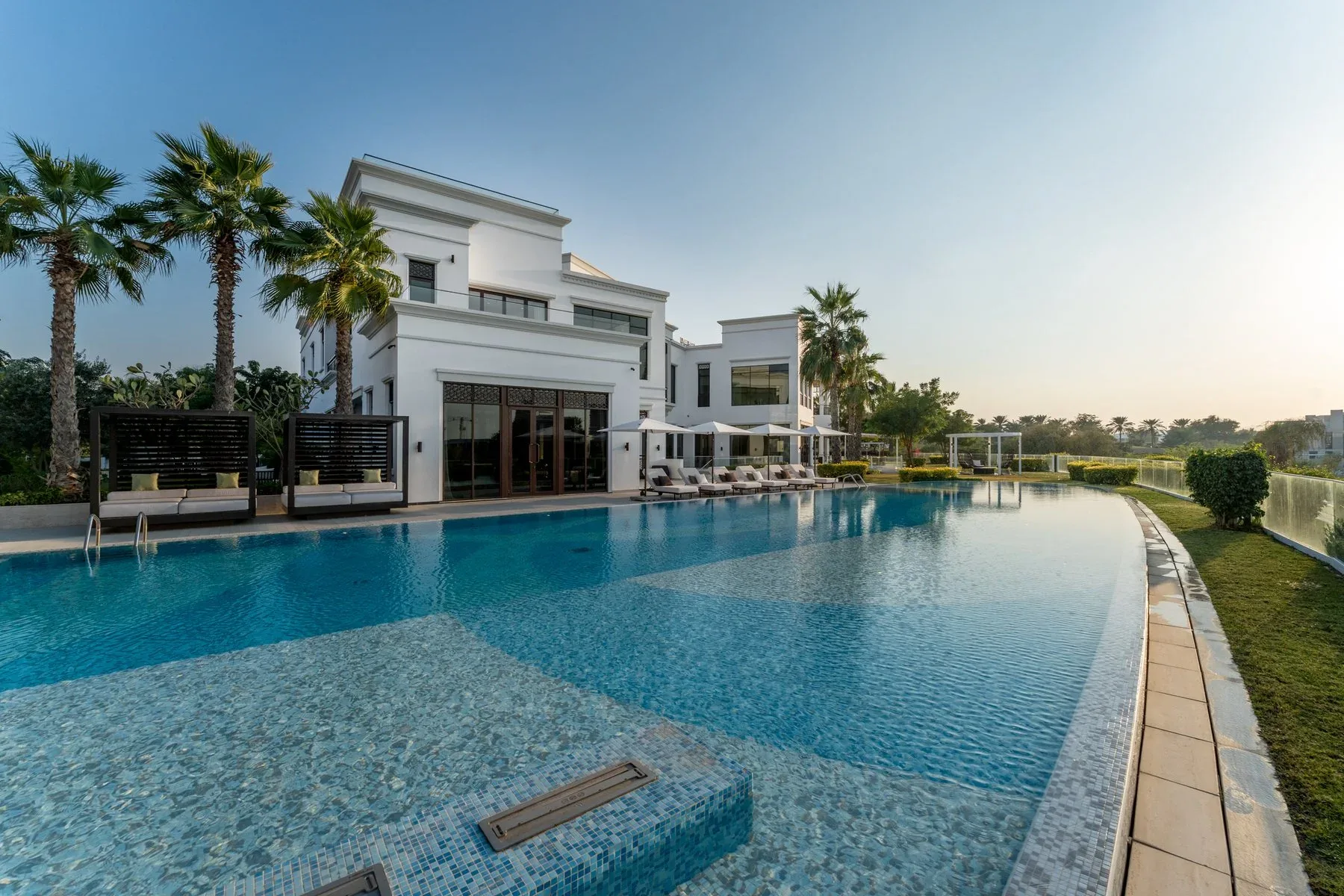 Rare Bespoke Mansion on the Golf Course — photograph 1