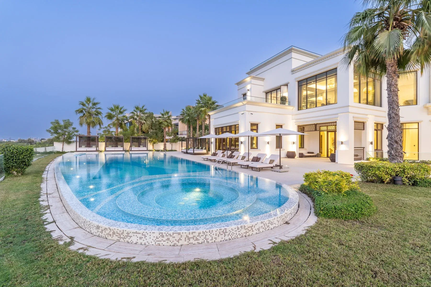 Rare Bespoke Mansion on the Golf Course — photograph 2