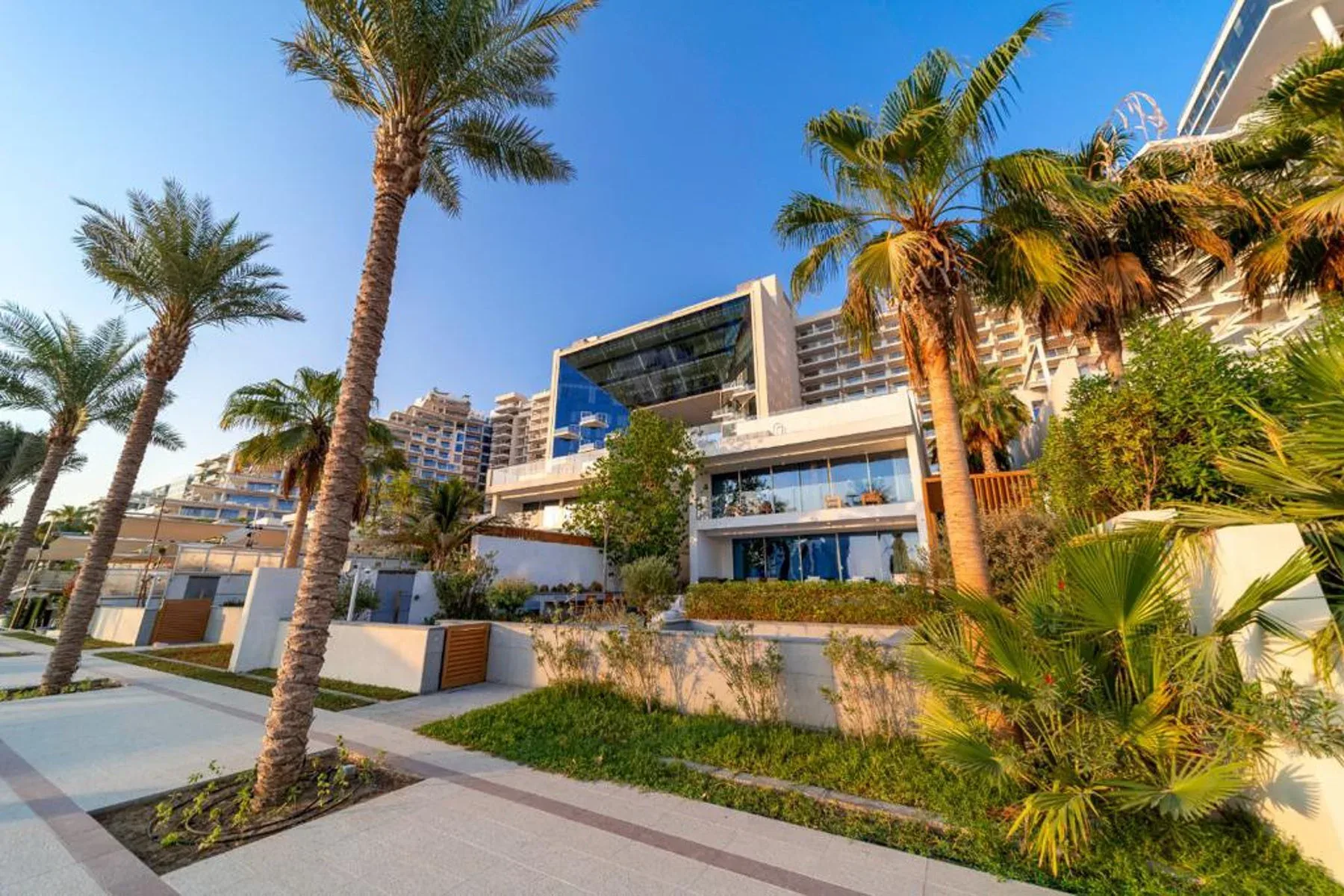 Luxury Beachfront Residence in Five Palm Jumeirah — photograph 2