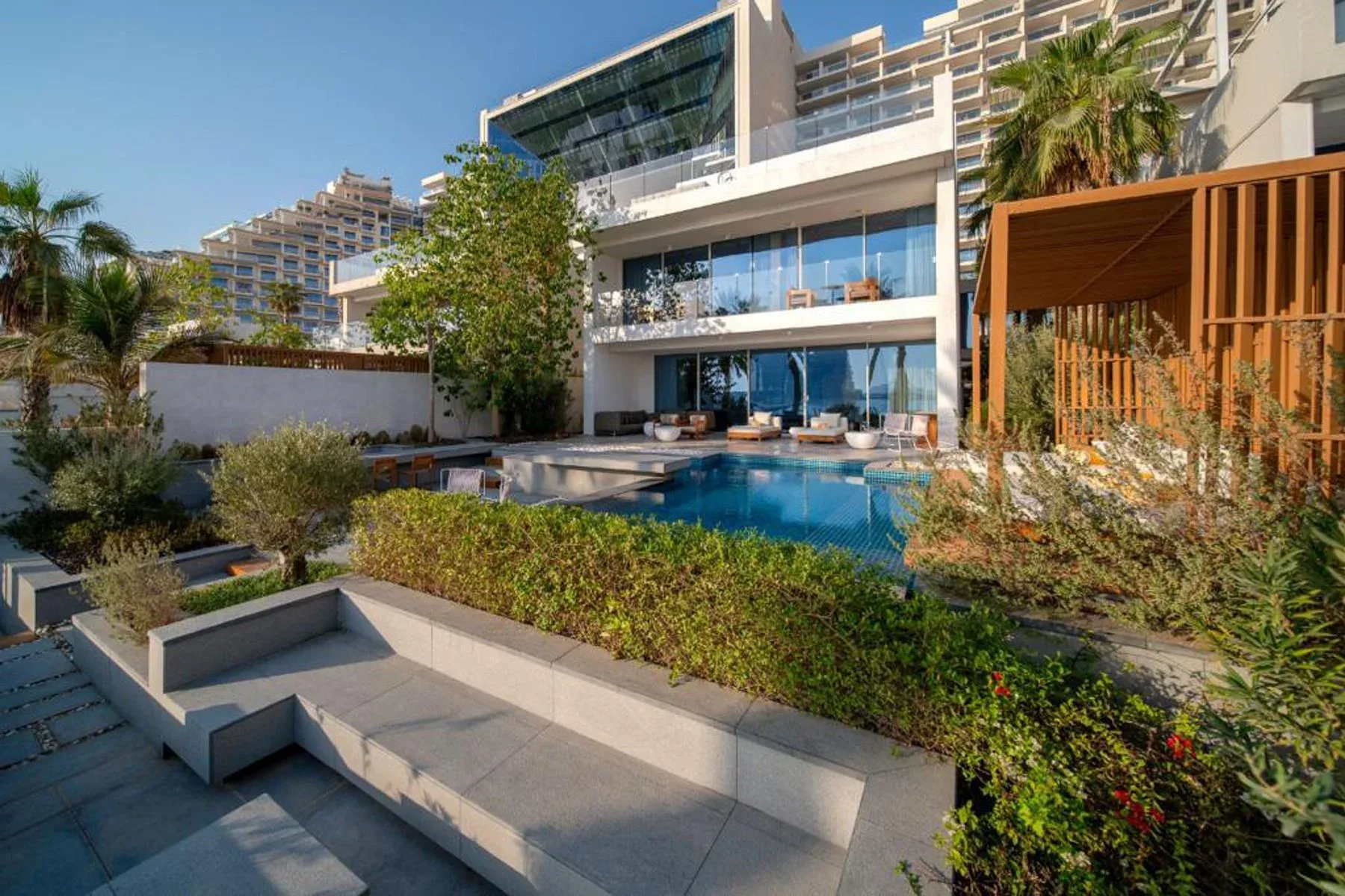 Luxury Beachfront Residence in Five Palm Jumeirah — photograph 1