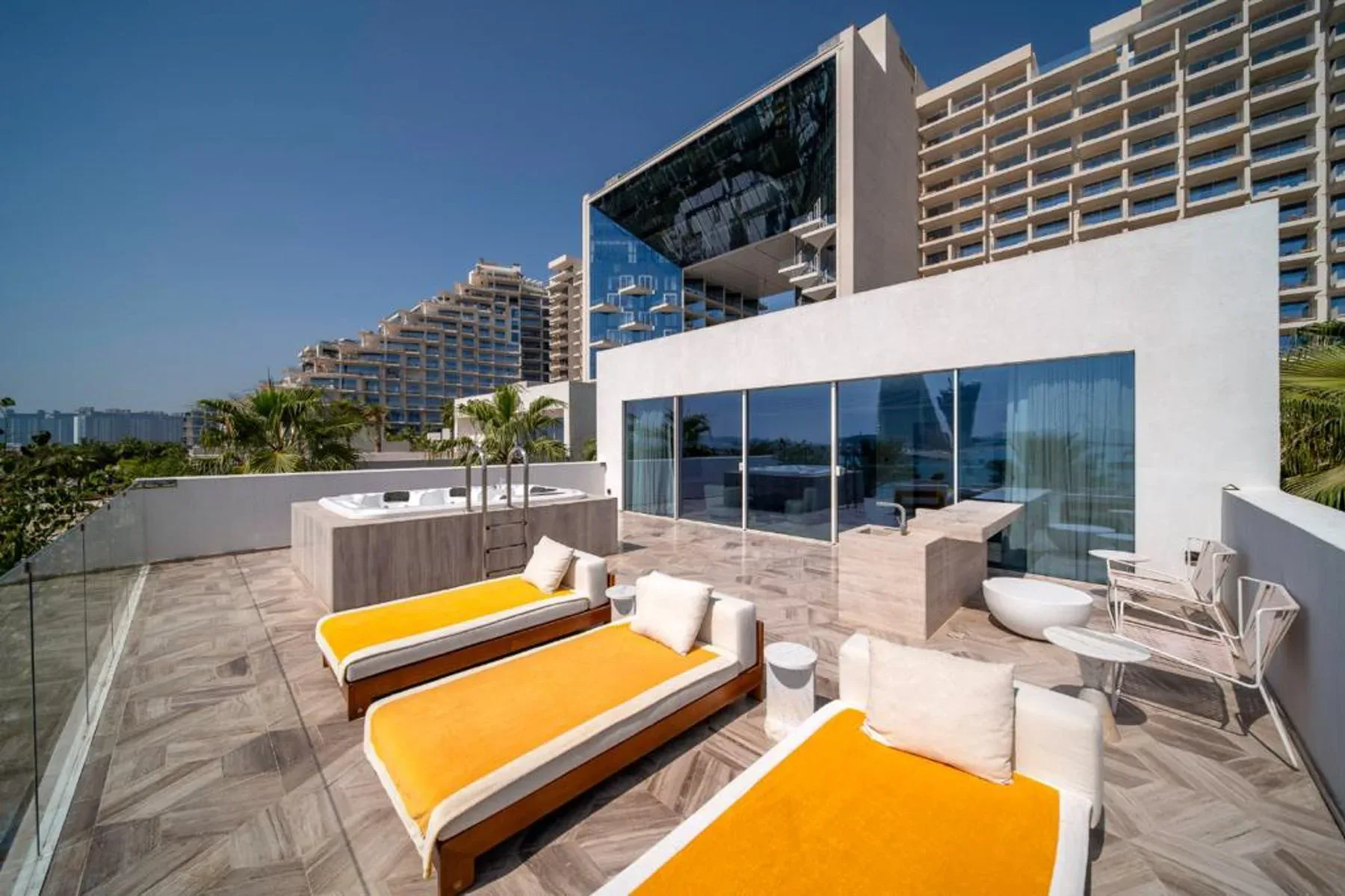 Luxury Beachfront Residence in Five Palm Jumeirah — photograph 6
