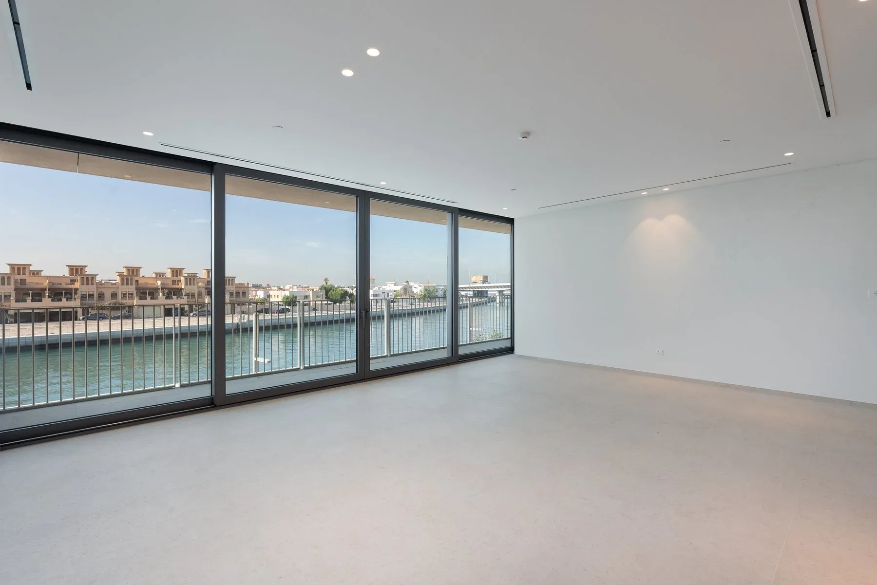 Stunning Branded Home With Canal Views in Jumeirah — photograph 3