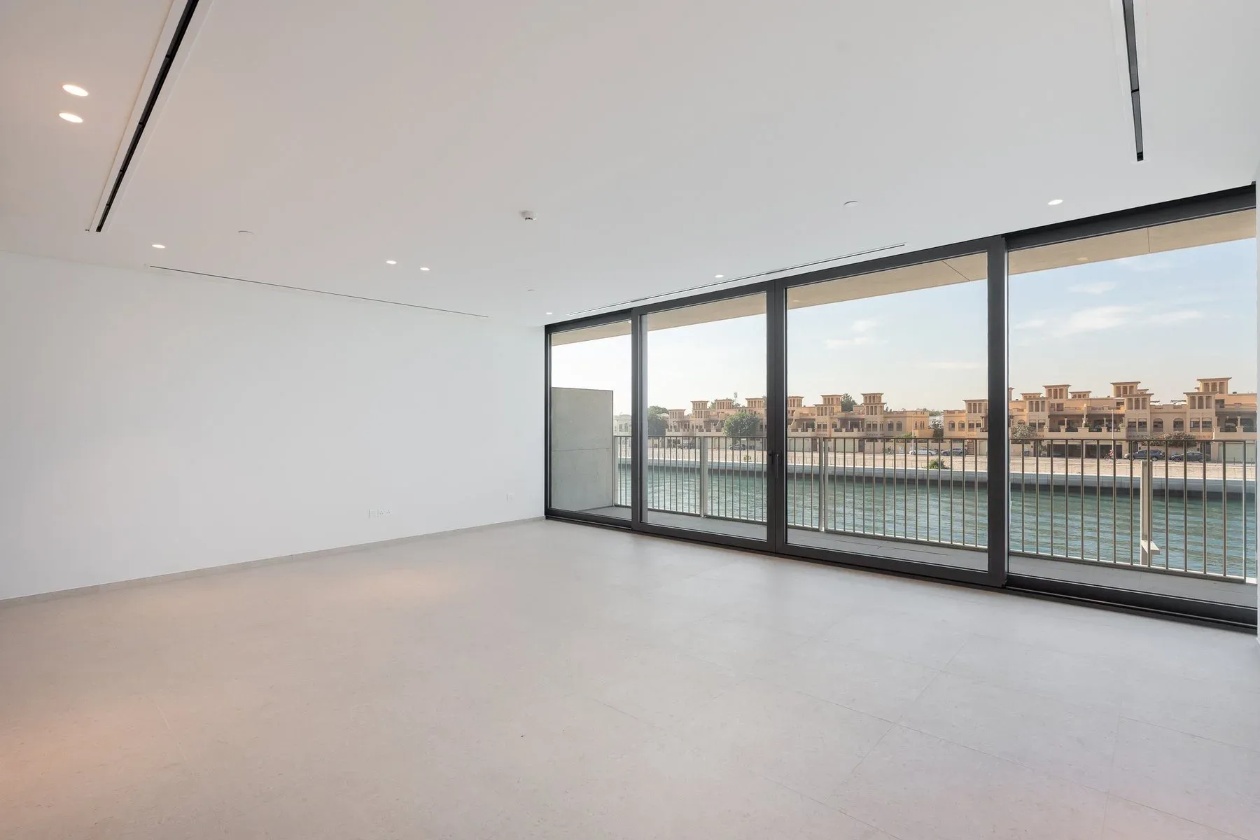 Stunning Branded Home With Canal Views in Jumeirah — photograph 2