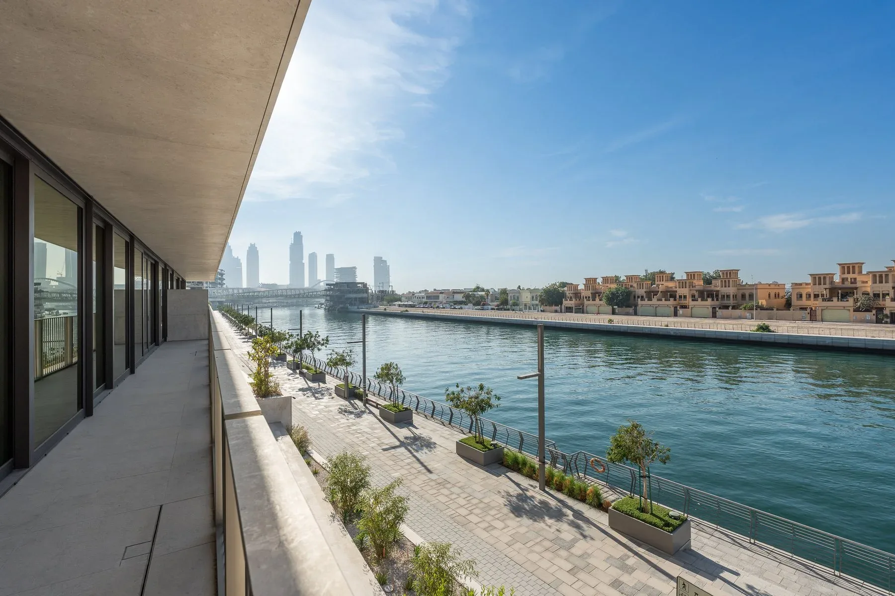 Stunning Branded Home With Canal Views in Jumeirah — photograph 1