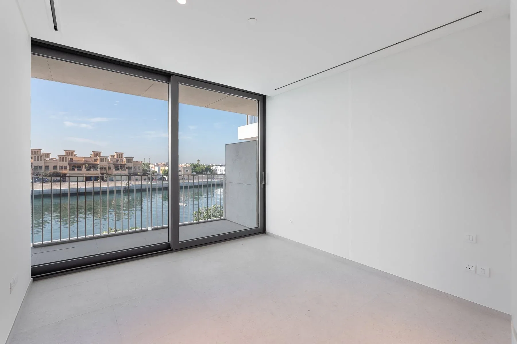 Stunning Branded Home With Canal Views in Jumeirah — photograph 5