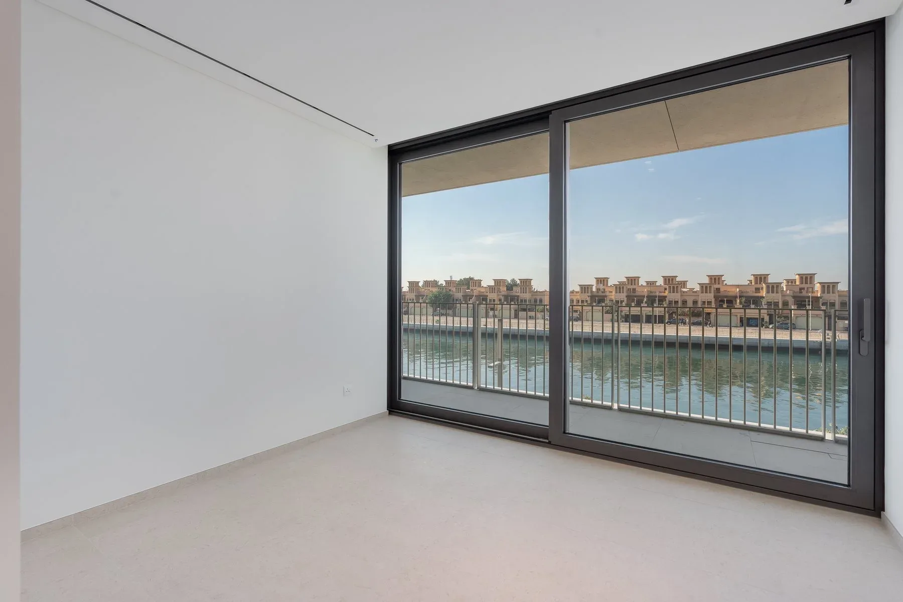 Stunning Branded Home With Canal Views in Jumeirah — photograph 6