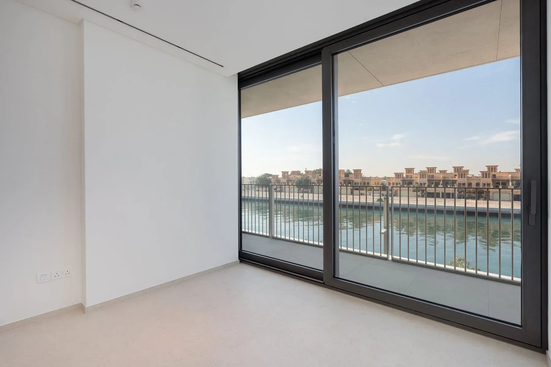 Stunning Branded Home With Canal Views in Jumeirah — photograph 4