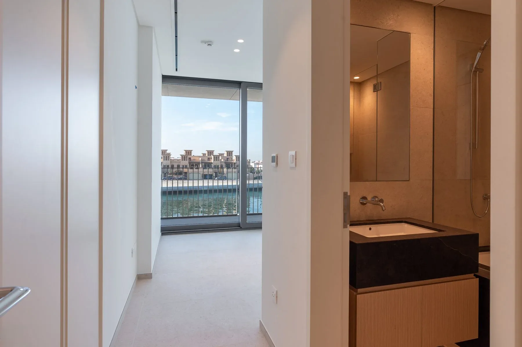 Stunning Branded Home With Canal Views in Jumeirah — photograph 10