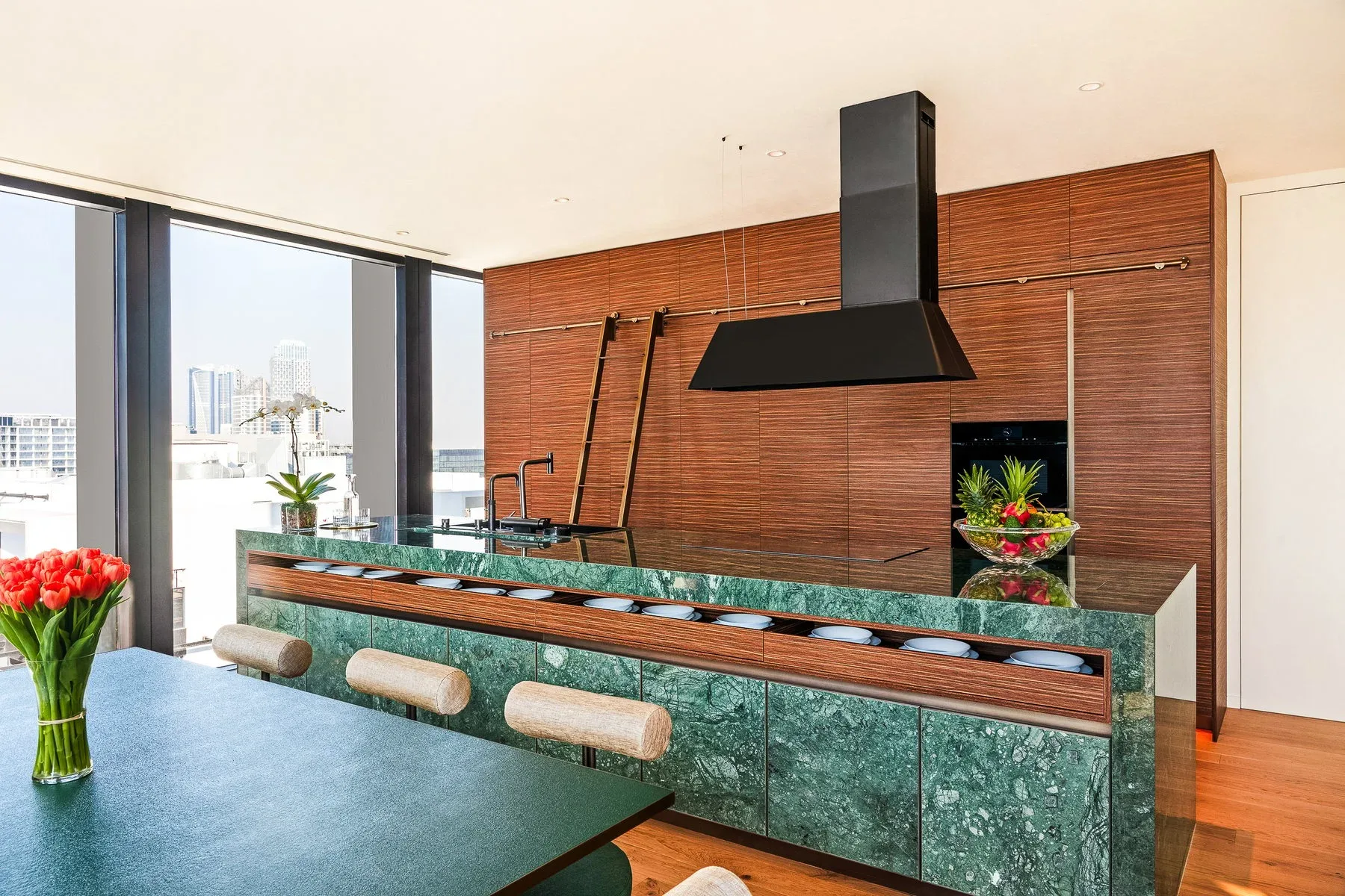 Stunning Contemporary Family Residence — photograph 3