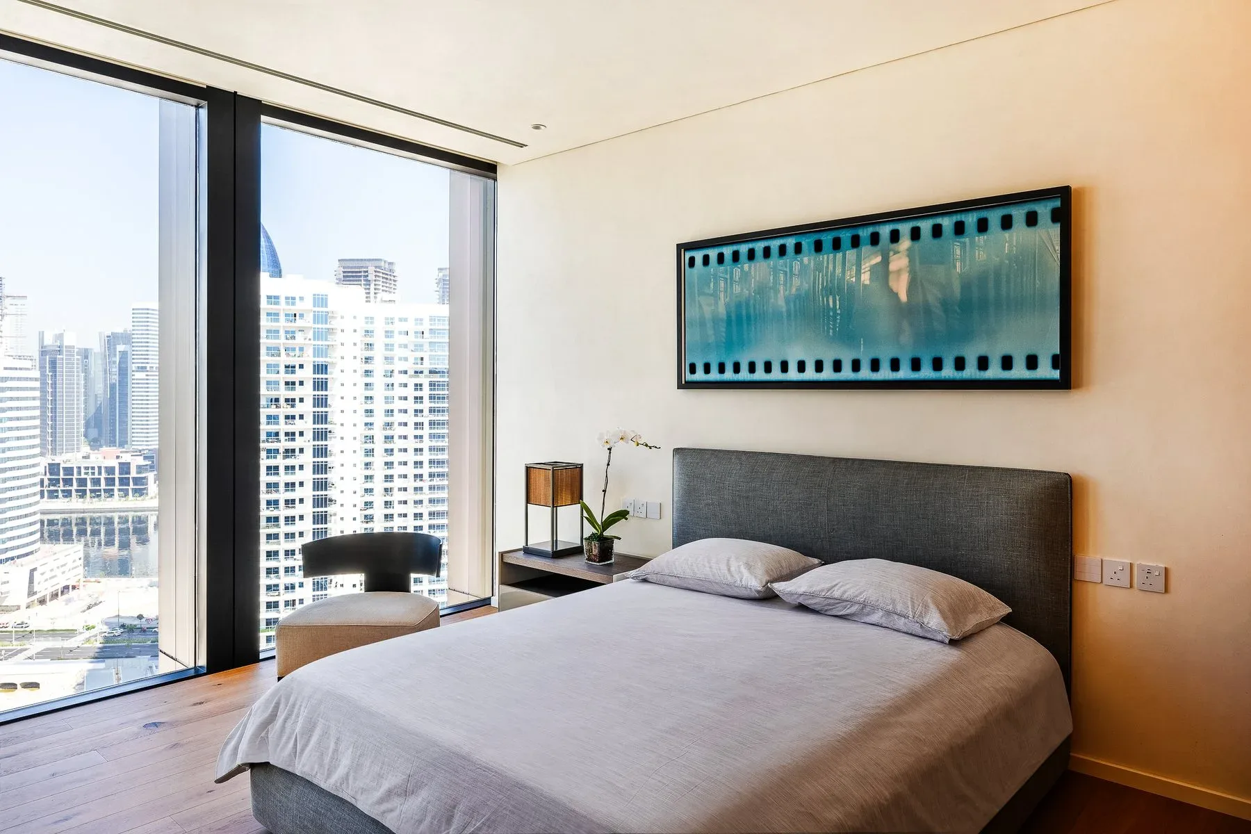 Stunning Contemporary Family Residence — photograph 9