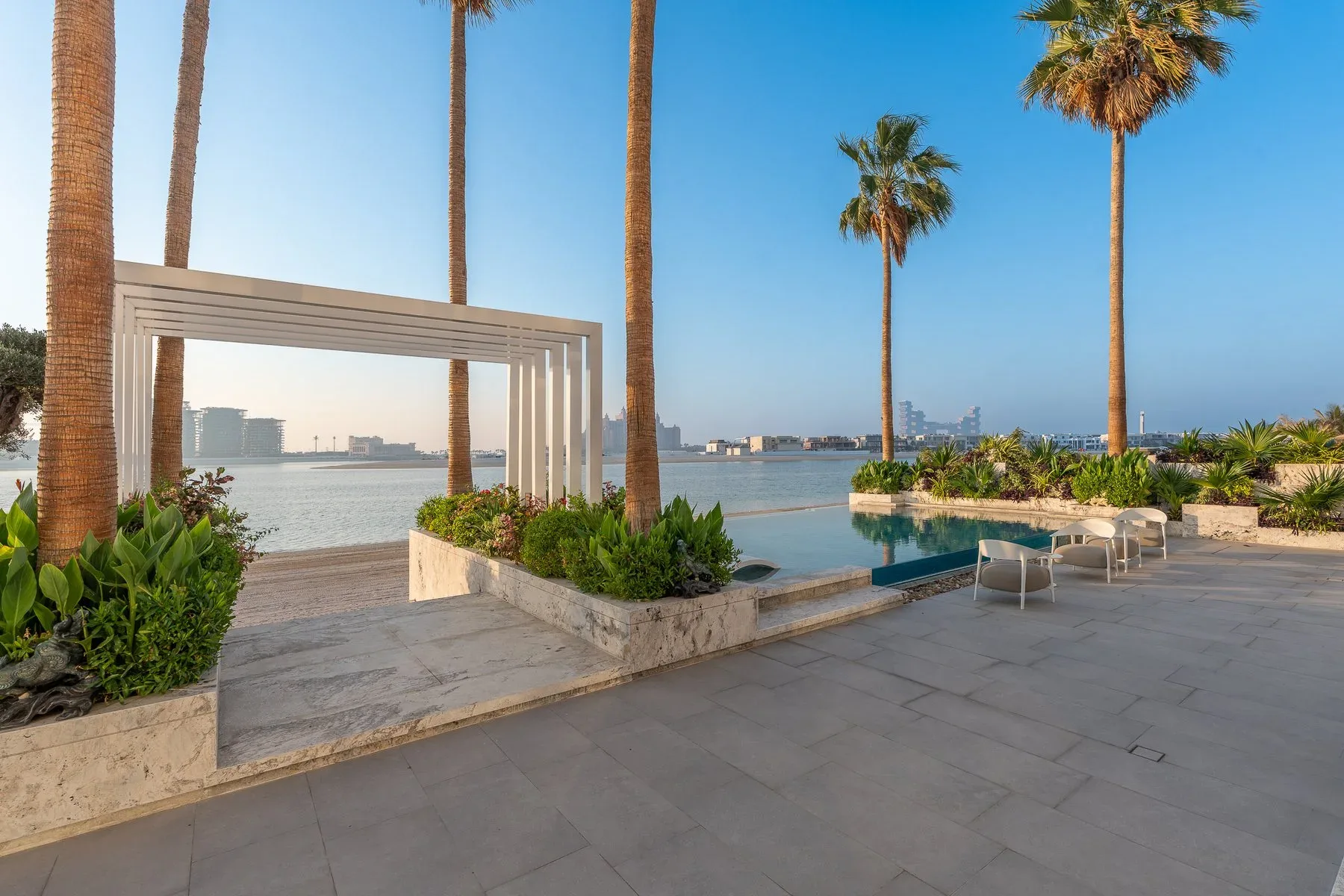 Fully Renovated Custom-Designed Beachfront Villa — photograph 2