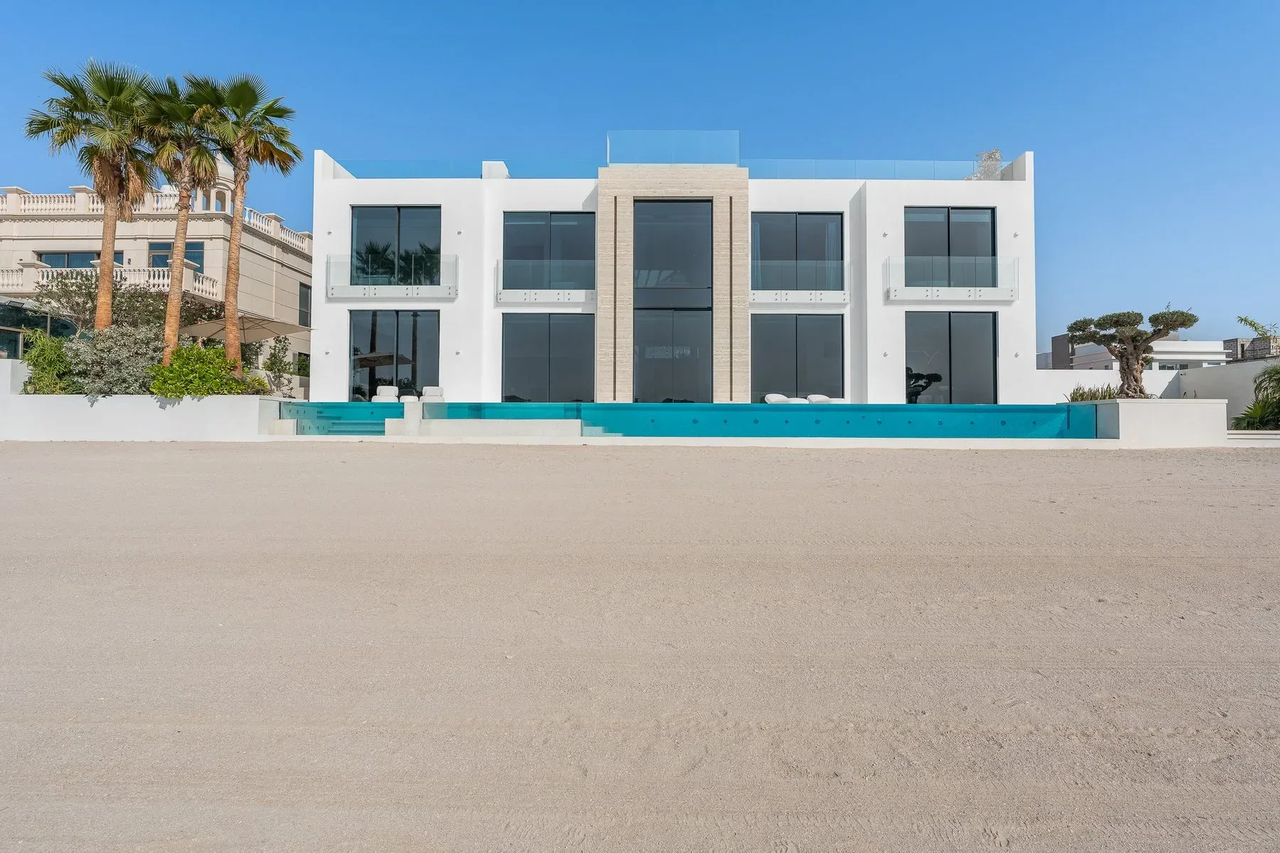 Custom Mansion with Basement Car Park and Roof — photograph 2