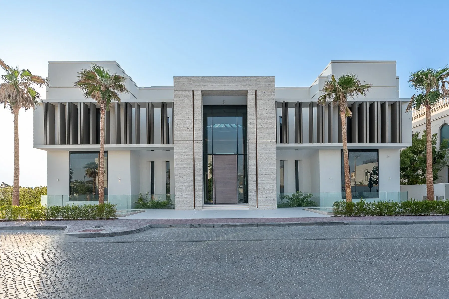 Custom Mansion with Basement Car Park and Roof — photograph 1