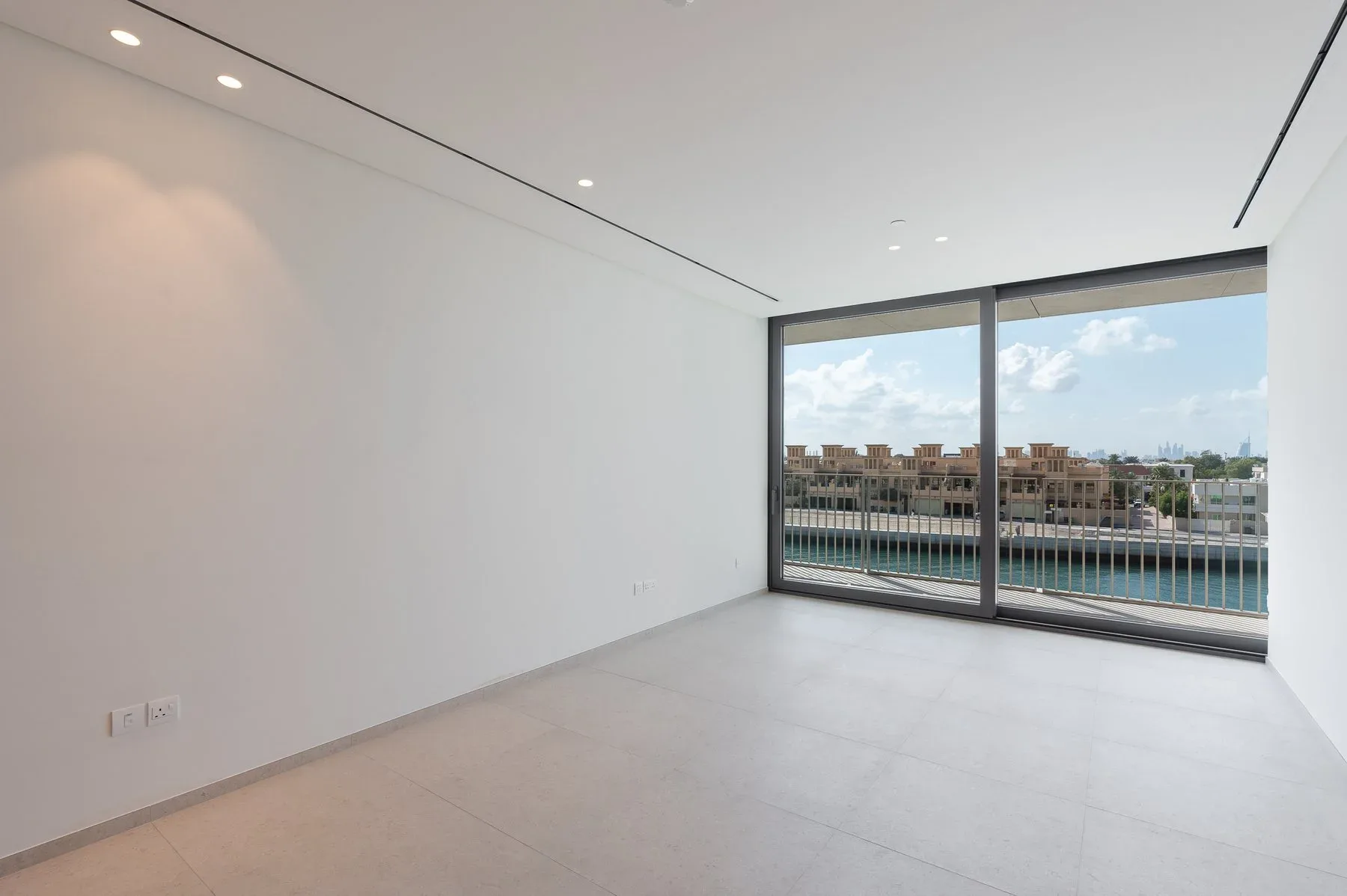 Exclusive Resale Apartment with Canal Views — photograph 3