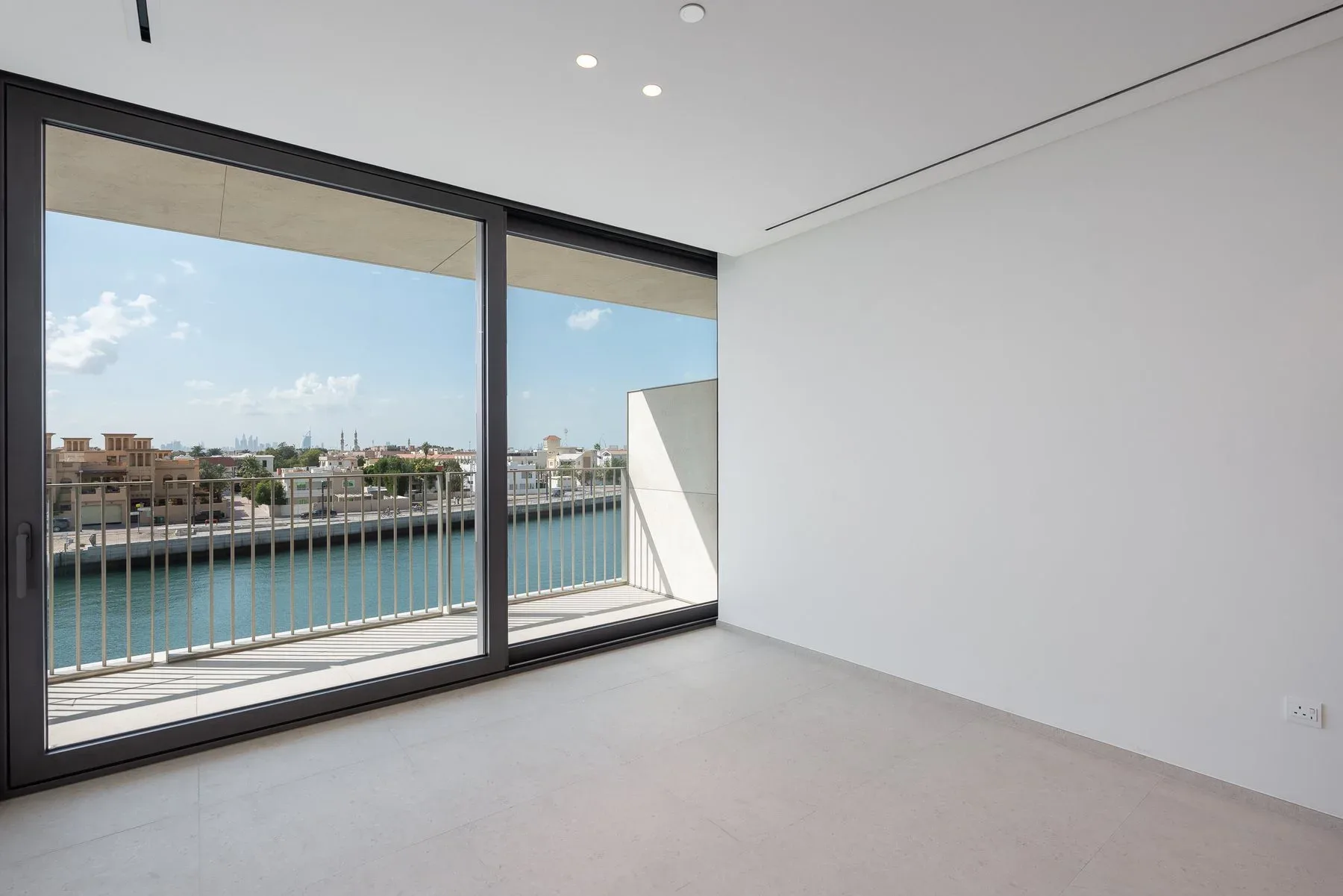 Exclusive Resale Apartment with Canal Views — photograph 2