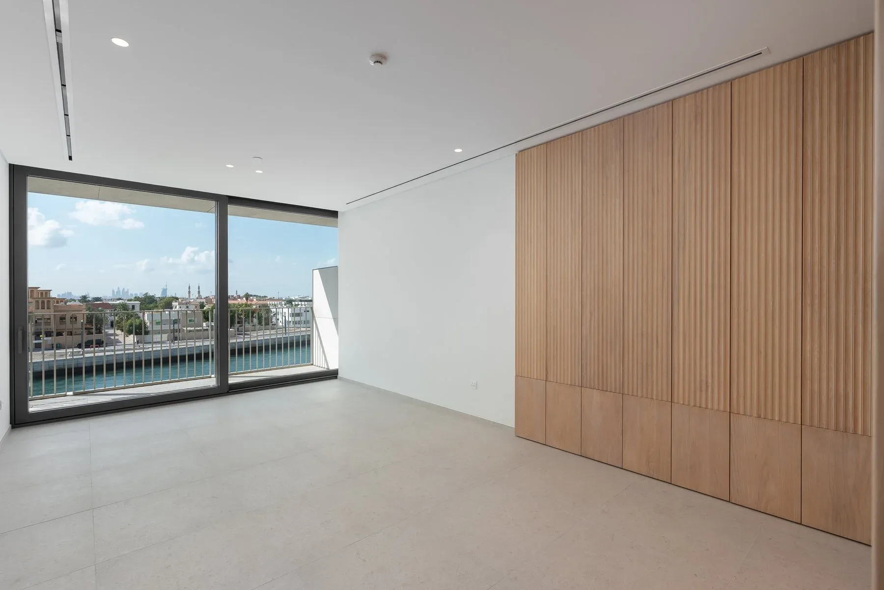 Exclusive Resale Apartment with Canal Views — photograph 1