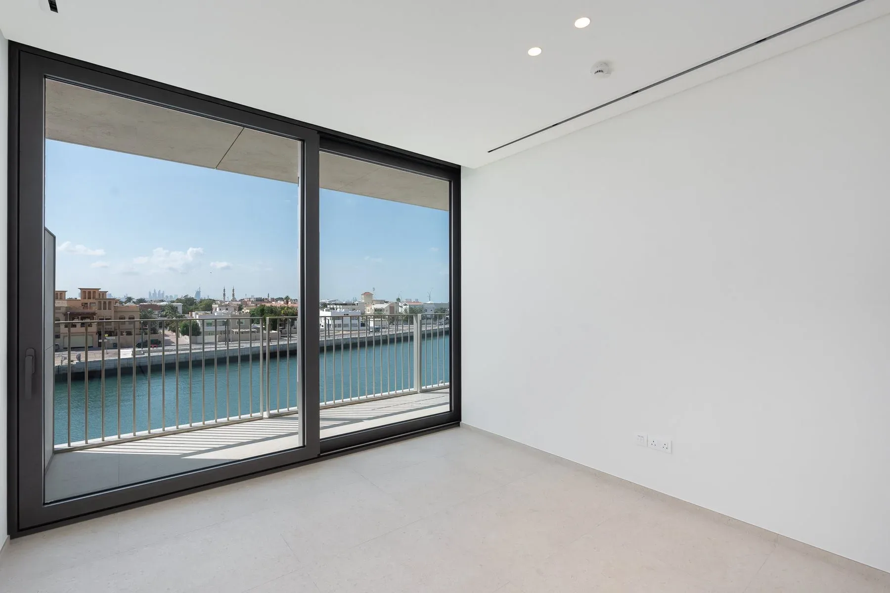 Exclusive Resale Apartment with Canal Views — photograph 5