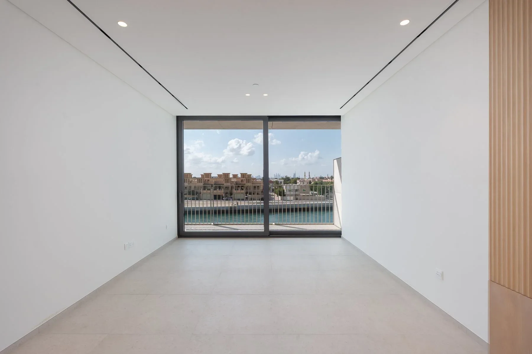 Exclusive Resale Apartment with Canal Views — photograph 6
