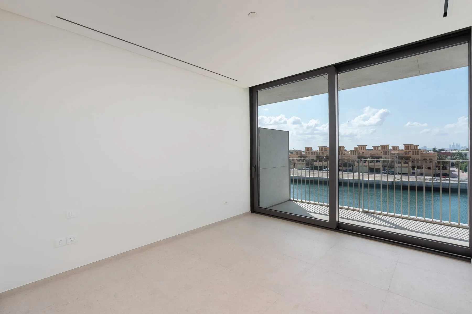 Exclusive Resale Apartment with Canal Views — photograph 4