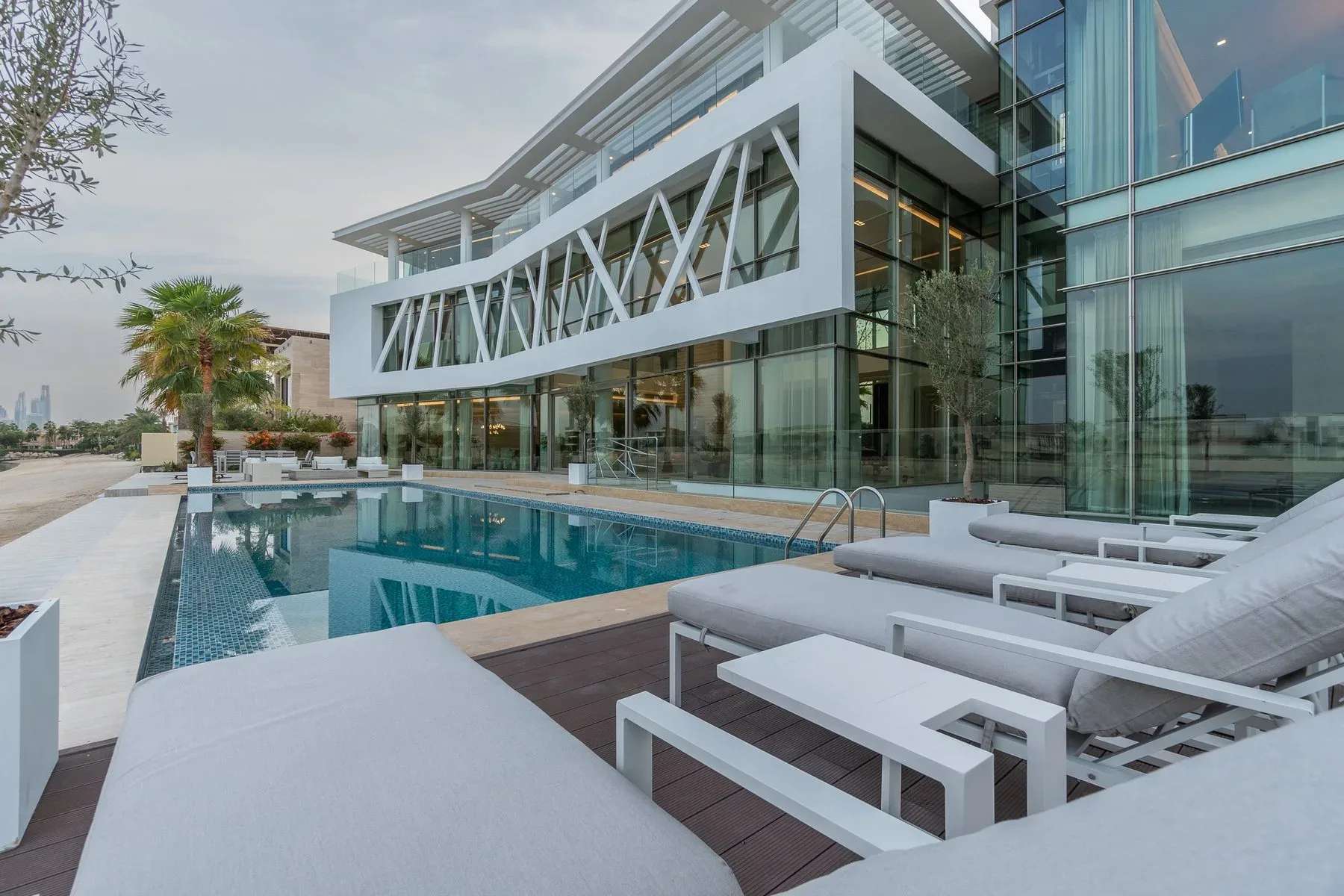 Extraordinary Luxury Mansion Villa on Palm — photograph 1