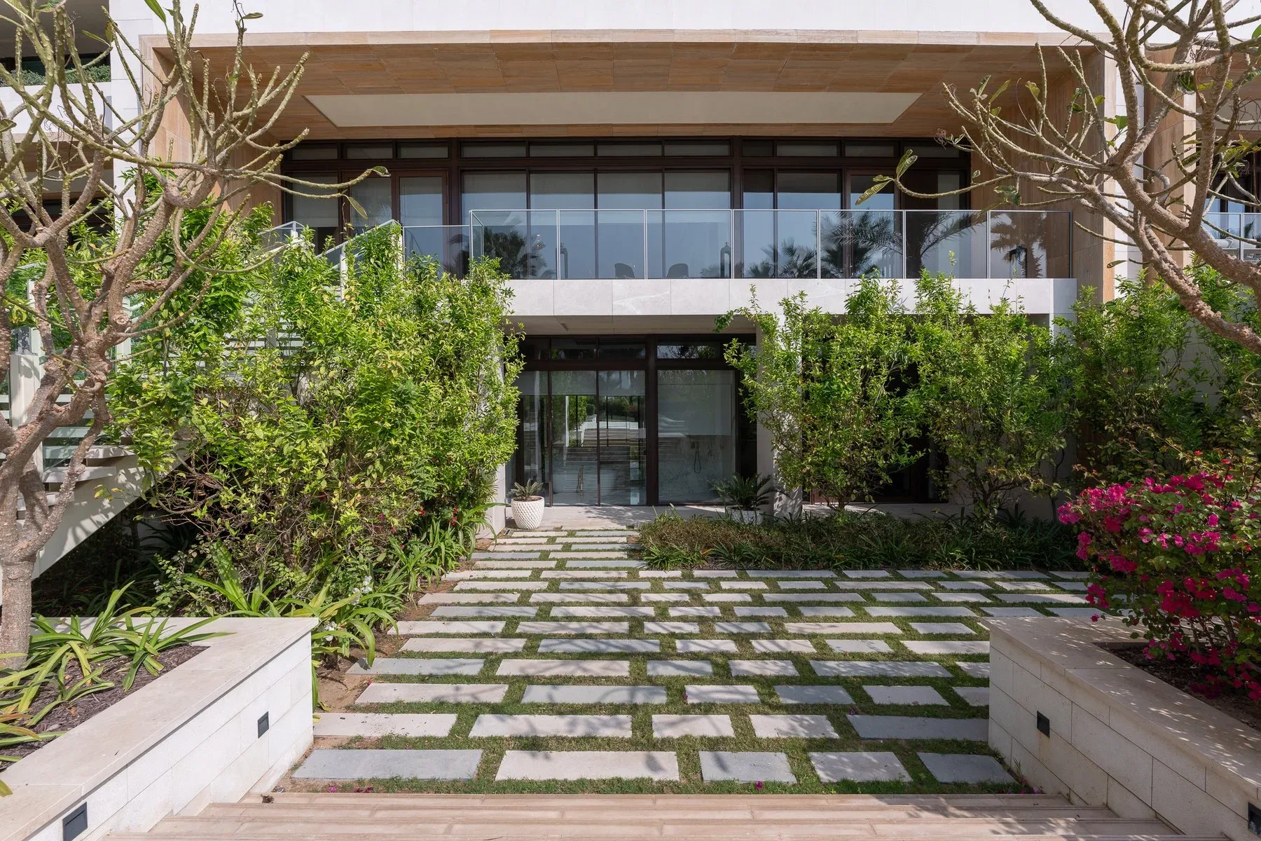 Limited Collection, Luxury Residence on Palm — photograph 2