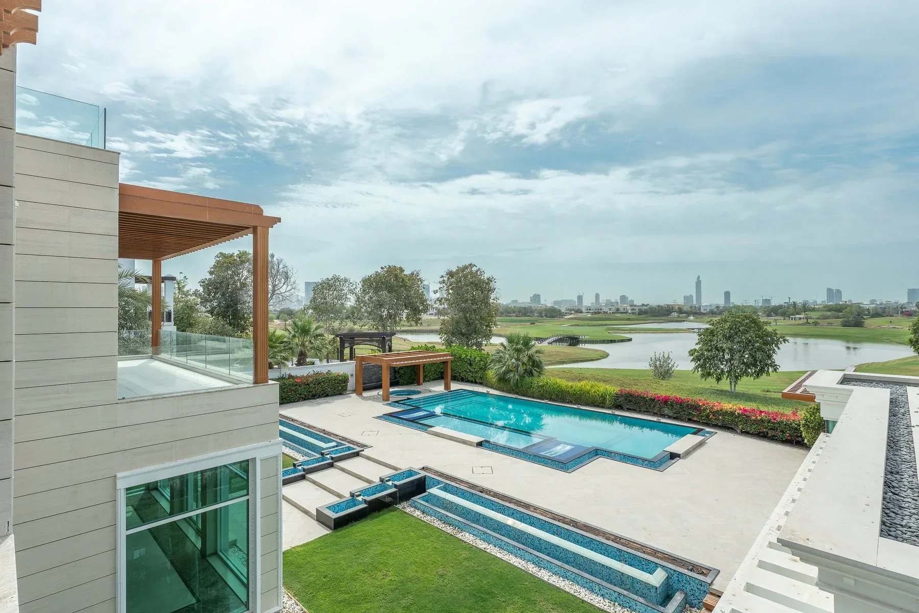 Elegant Golf Course-Facing Villa In Emirates Hills — photograph 2