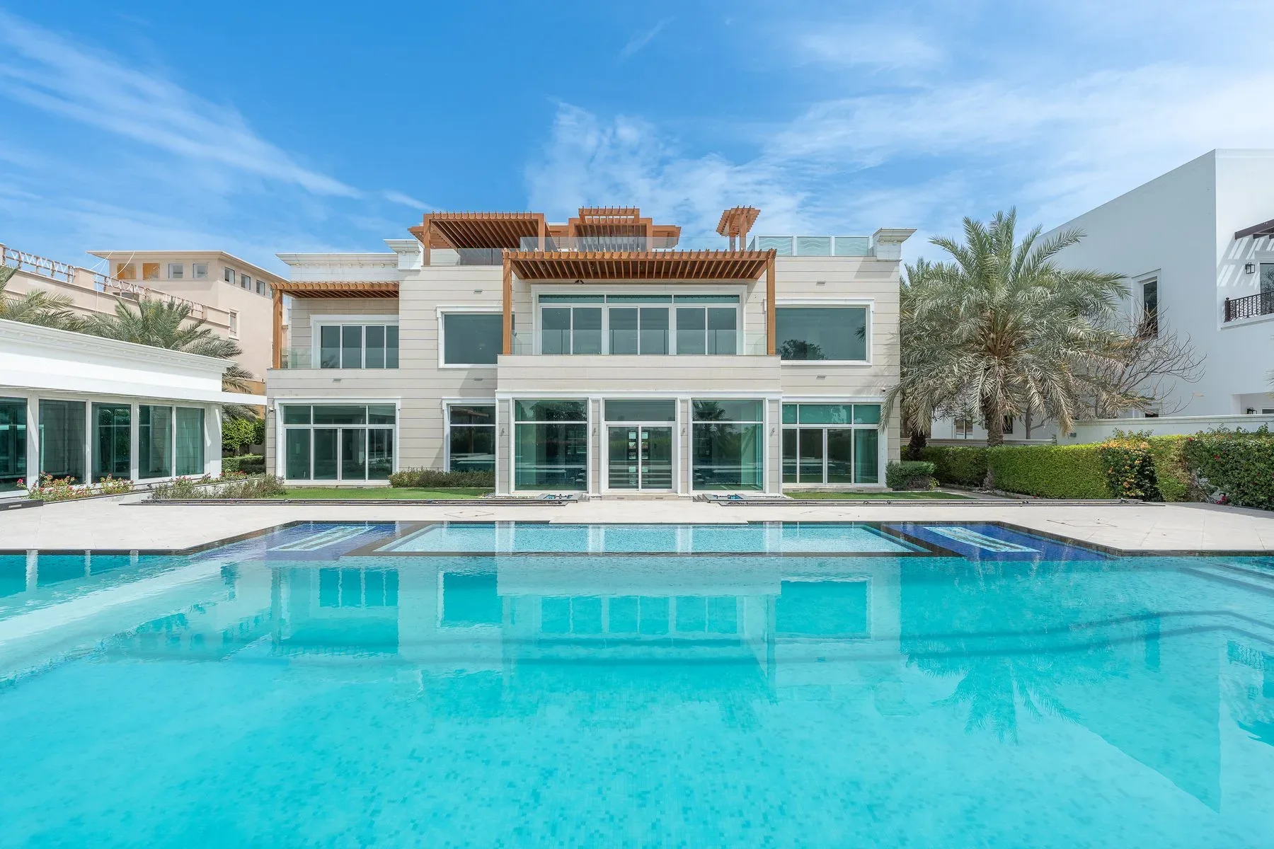 Elegant Golf Course-Facing Villa In Emirates Hills — photograph 1