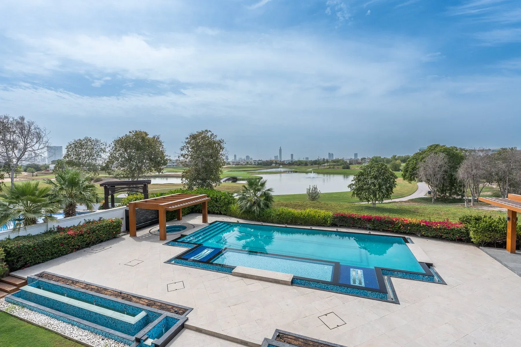 Elegant Golf Course-Facing Villa In Emirates Hills — photograph 3
