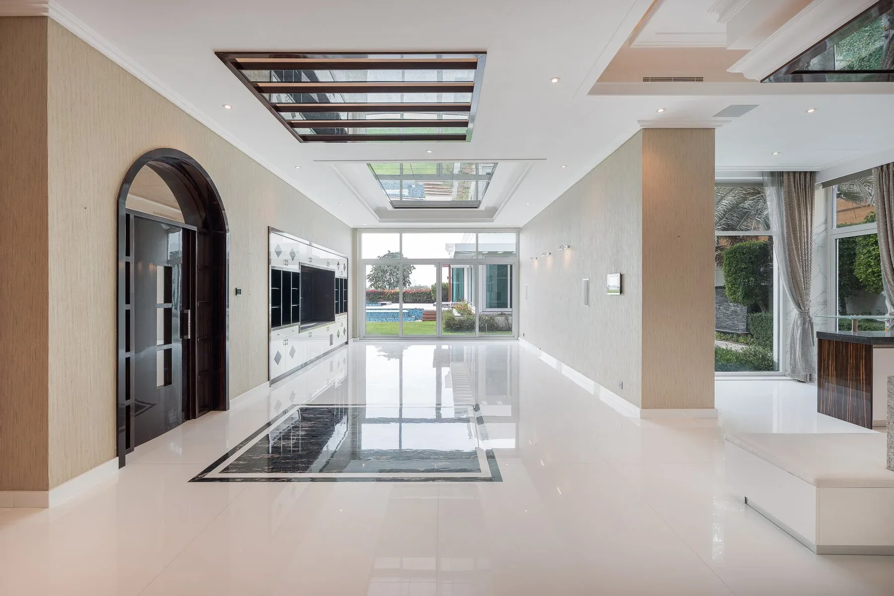 Elegant Golf Course-Facing Villa In Emirates Hills — photograph 9