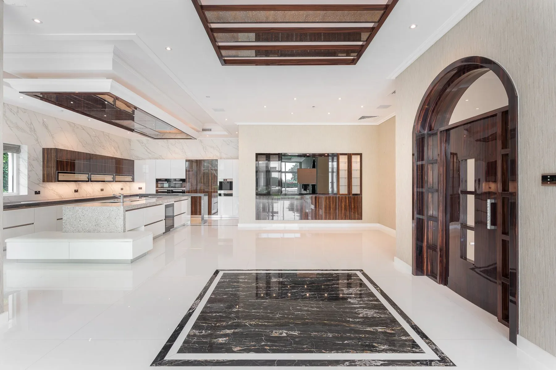 Elegant Golf Course-Facing Villa In Emirates Hills — photograph 8