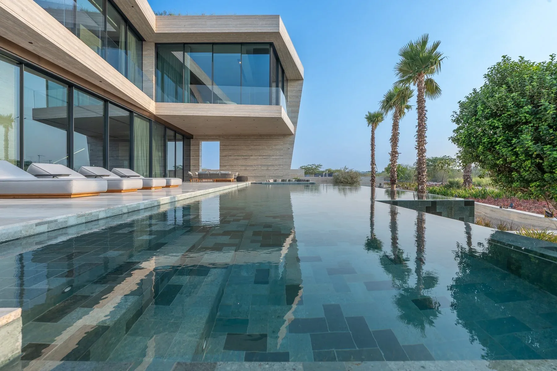 Custom-Built Mansion with Stunning Sunset Views — photograph 2
