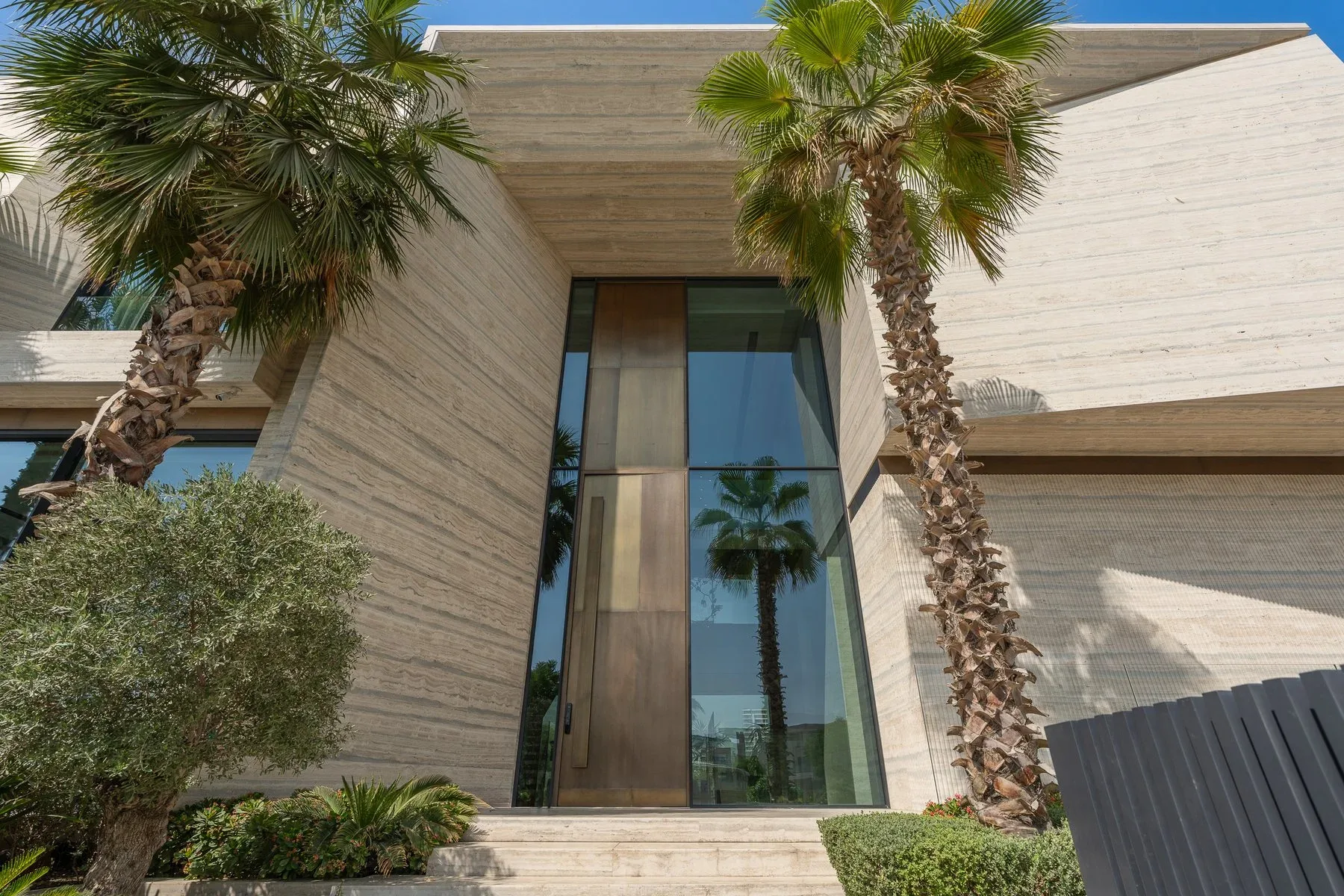 Custom-Built Mansion with Stunning Sunset Views — photograph 1