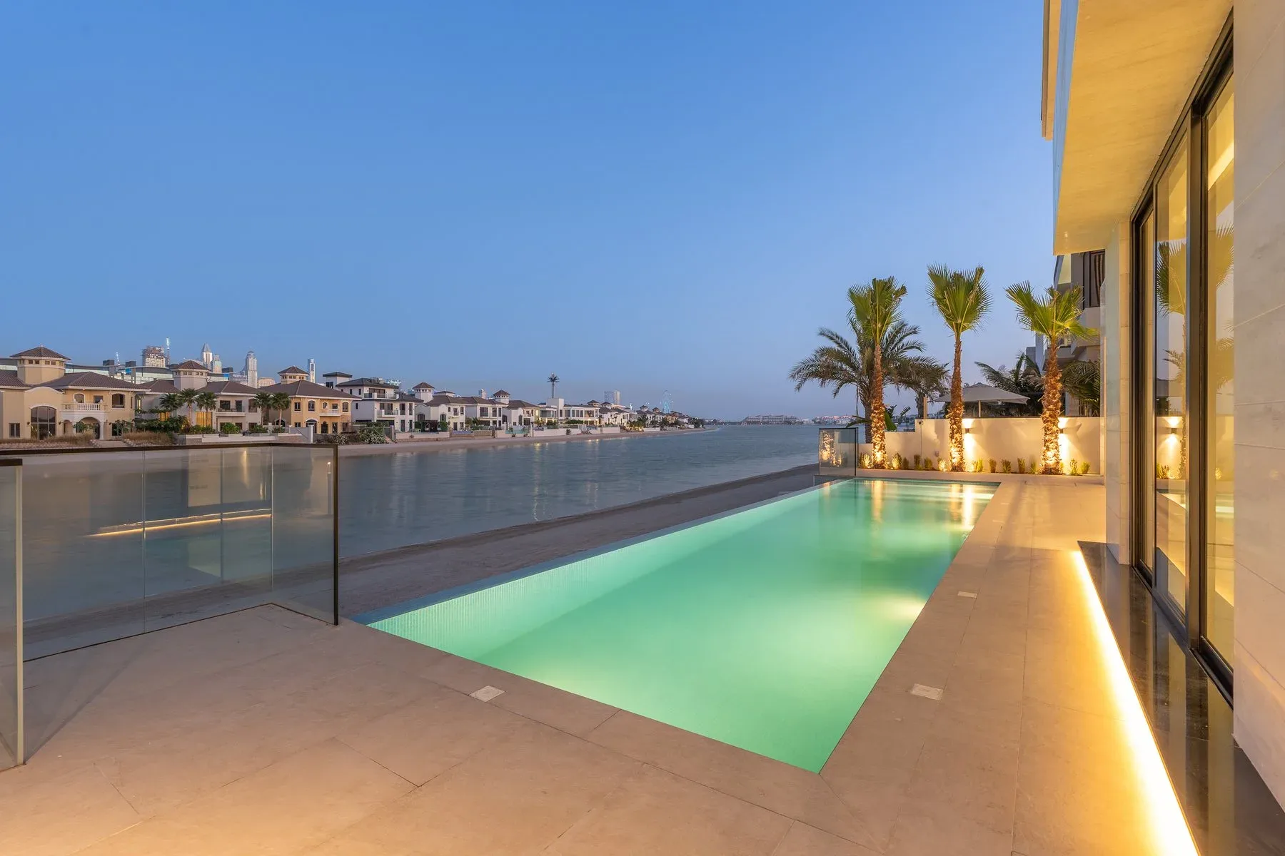 Brand New 5-Bedroom Modern Villa with Roof Terrace — photograph 2