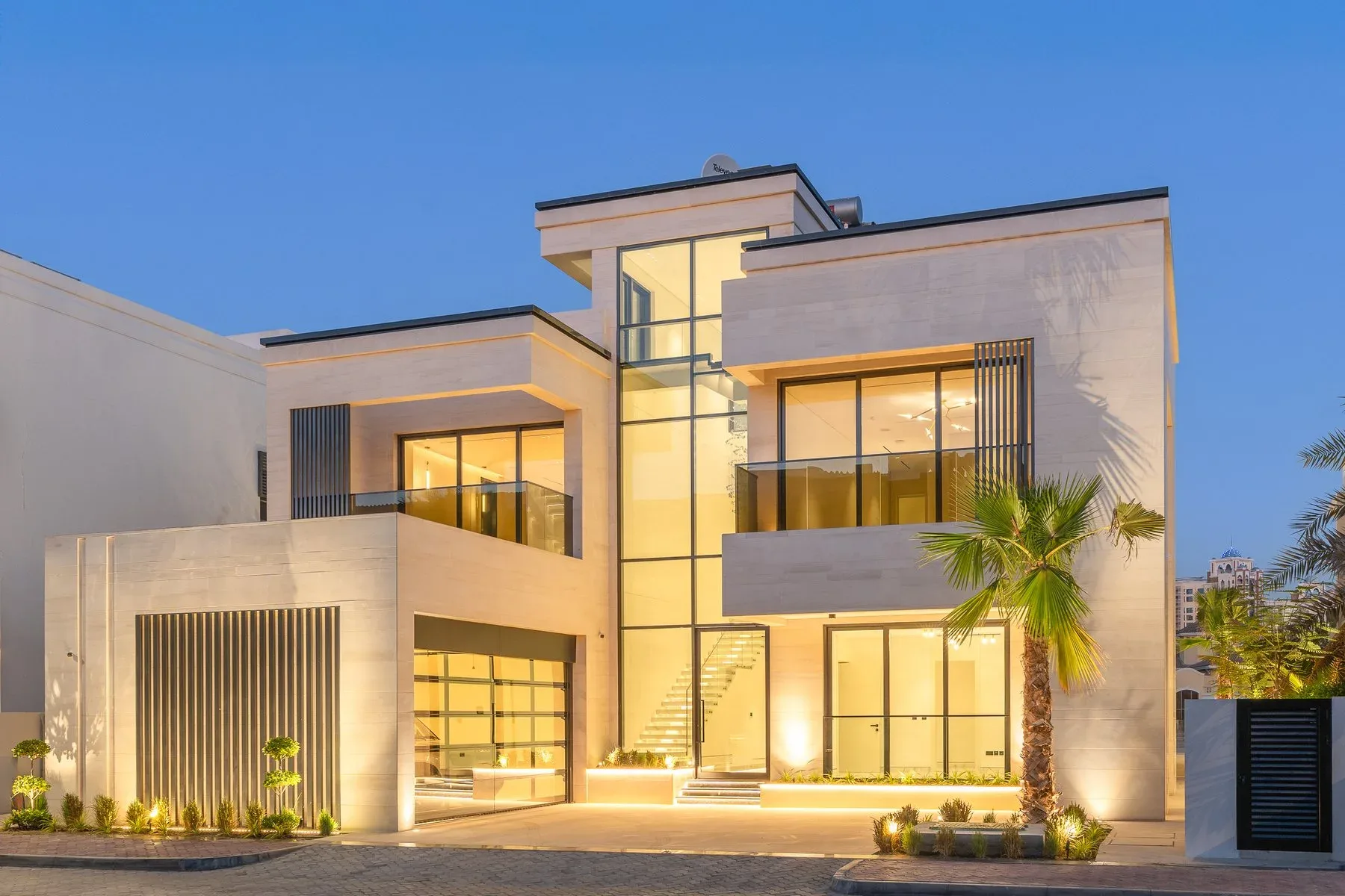 Brand New 5-Bedroom Modern Villa with Roof Terrace — photograph 1