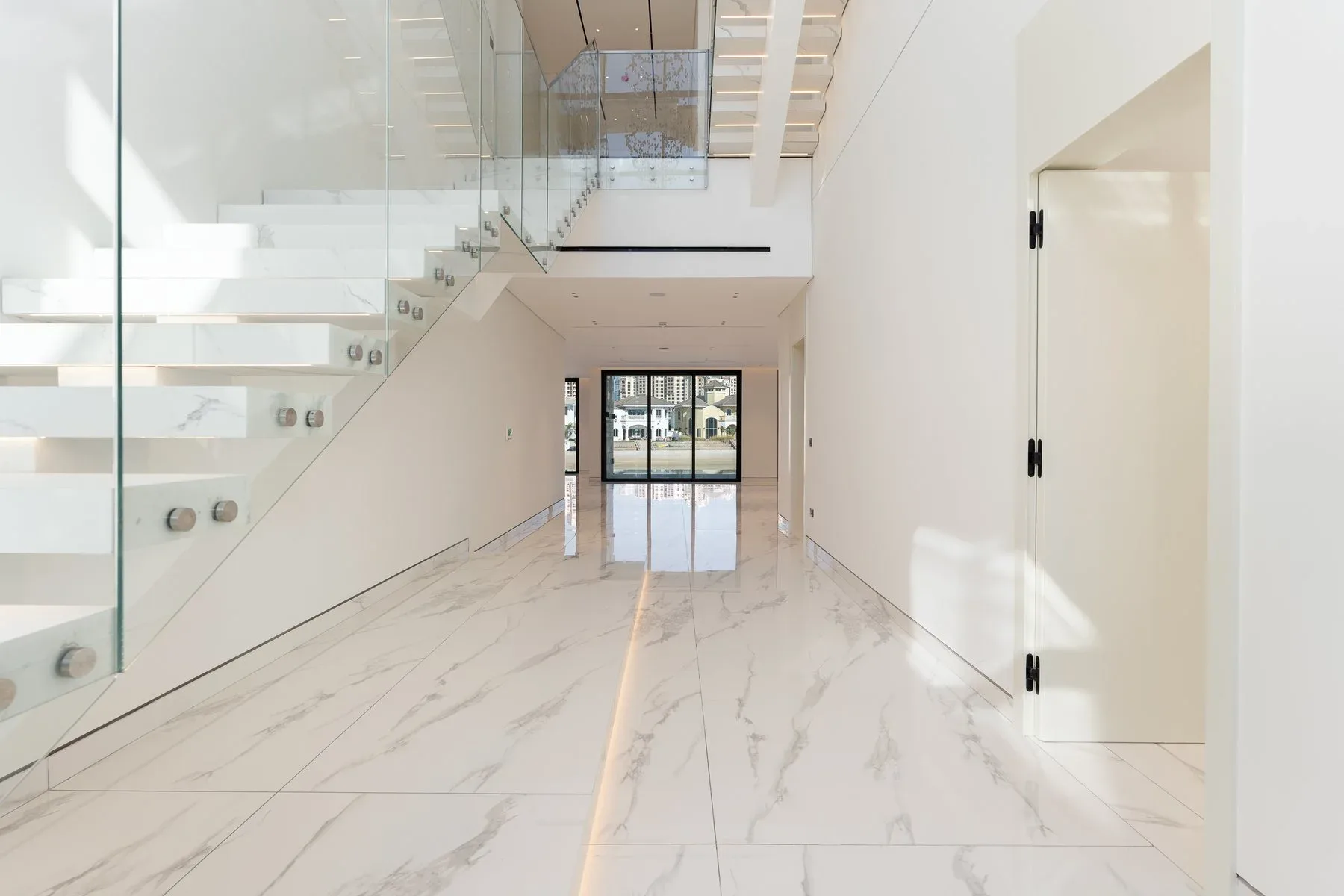 Brand New 5-Bedroom Modern Villa with Roof Terrace — photograph 5