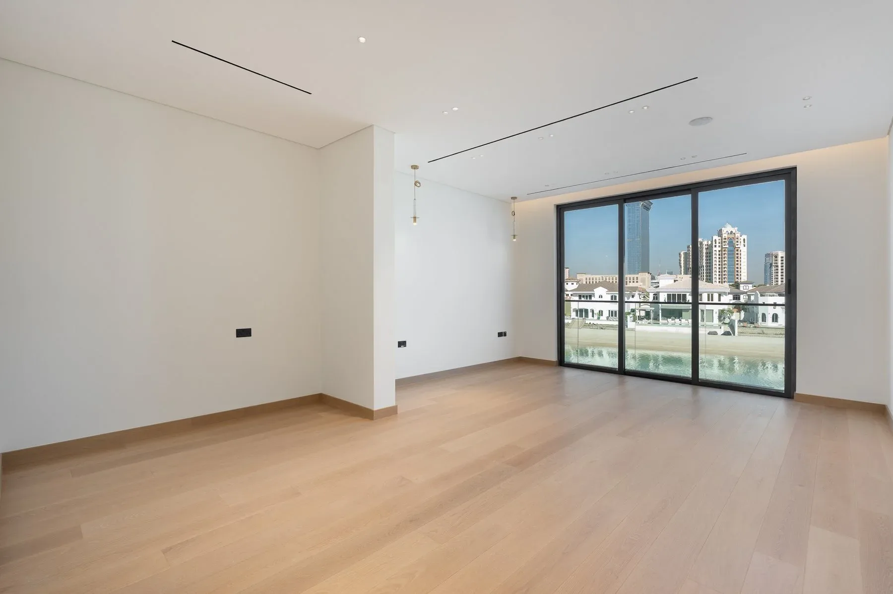 Brand New 5-Bedroom Modern Villa with Roof Terrace — photograph 8