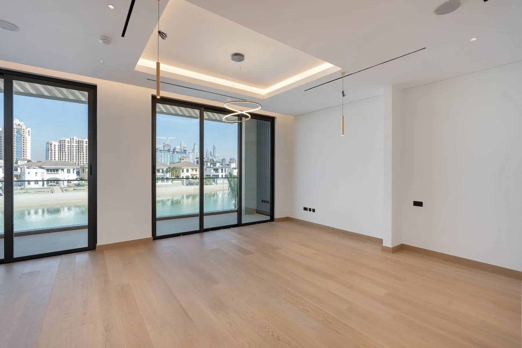 Brand New 5-Bedroom Modern Villa with Roof Terrace — photograph 9