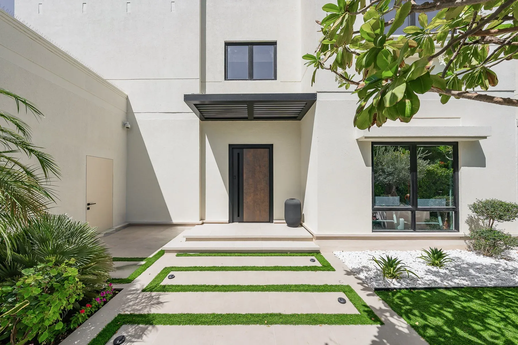 Fully Upgraded Turnkey Home Within Meadows — photograph 2