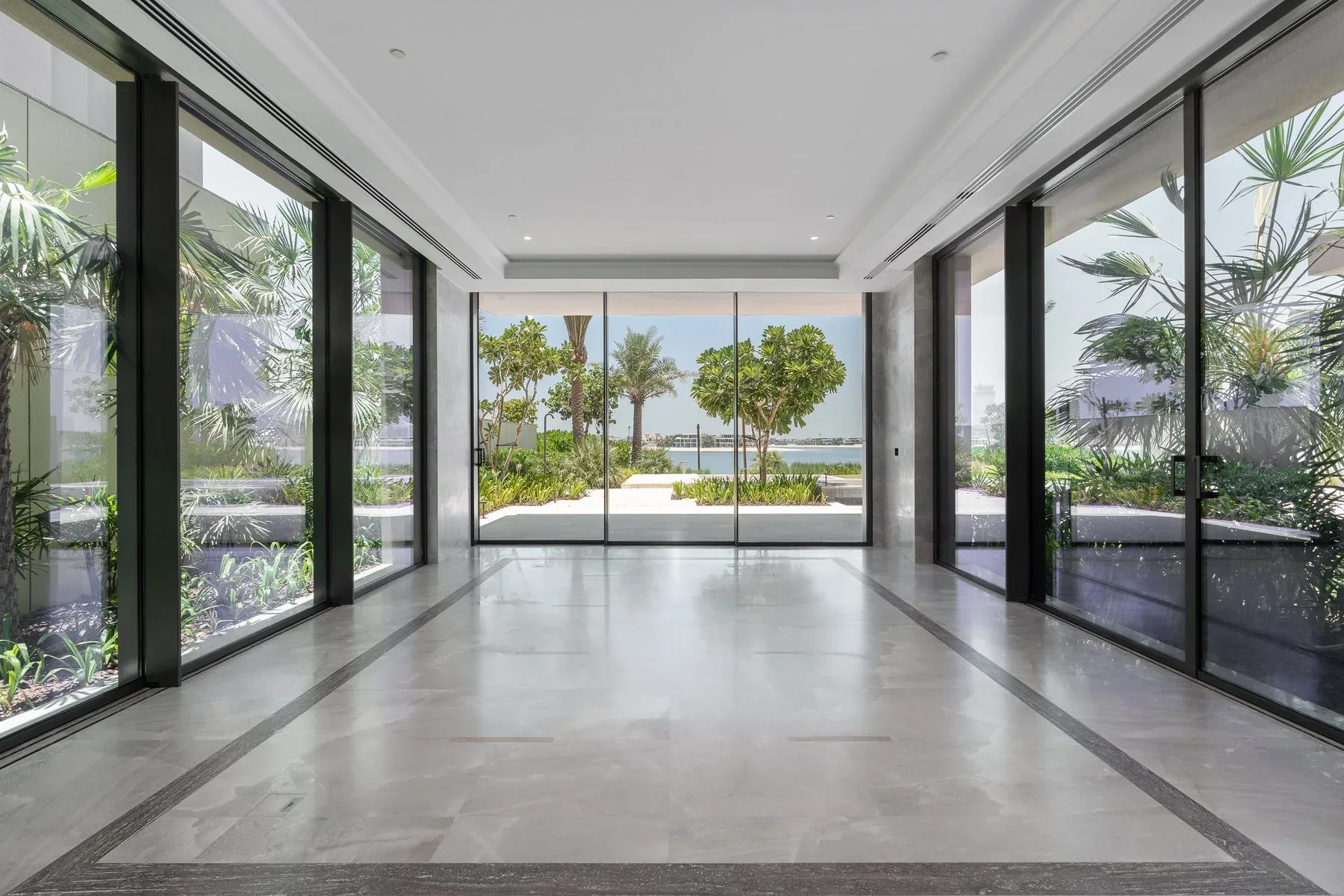Super-Prime Beachfront Villa on Palm Jumeirah — photograph 3