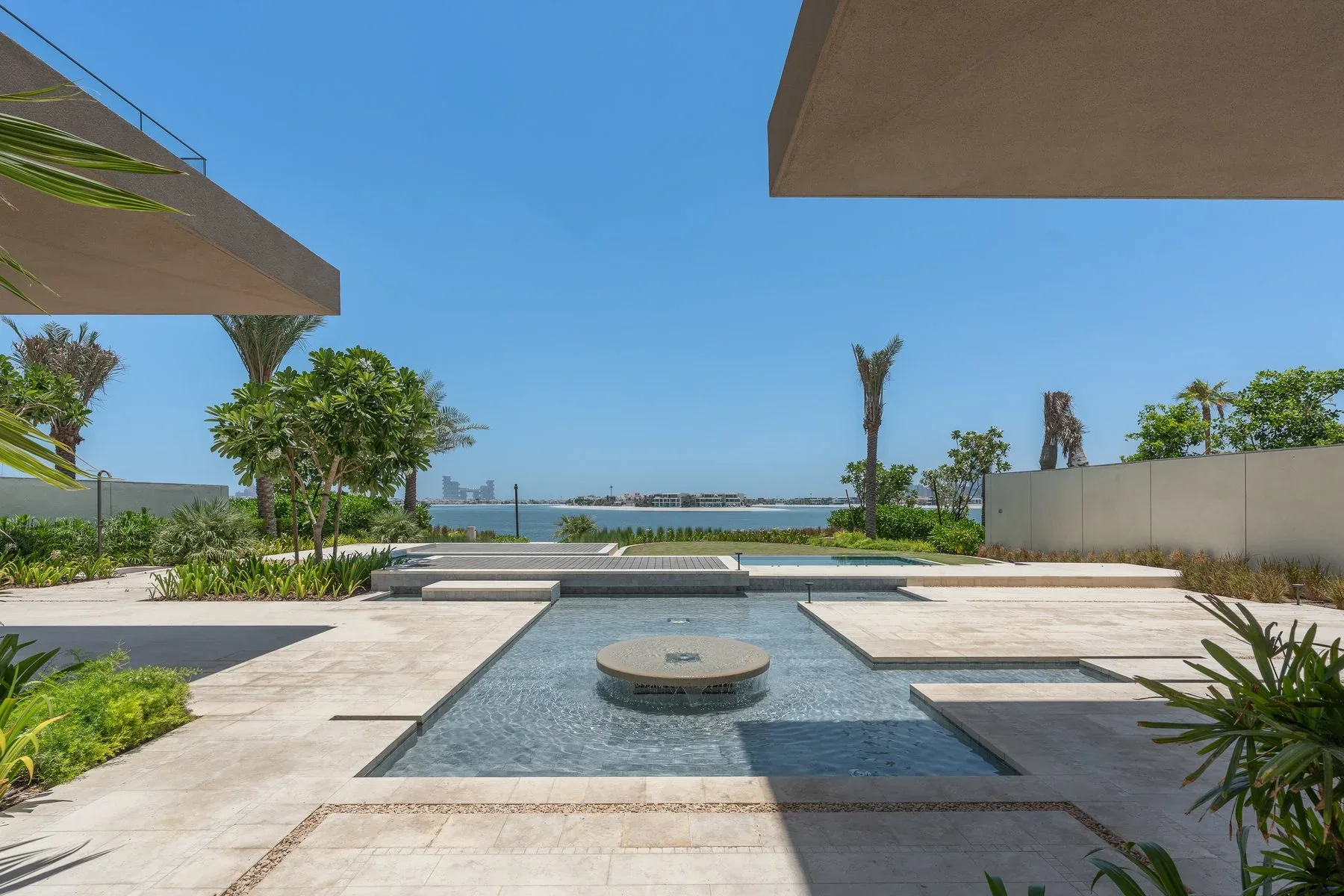 Super-Prime Beachfront Villa on Palm Jumeirah — photograph 1
