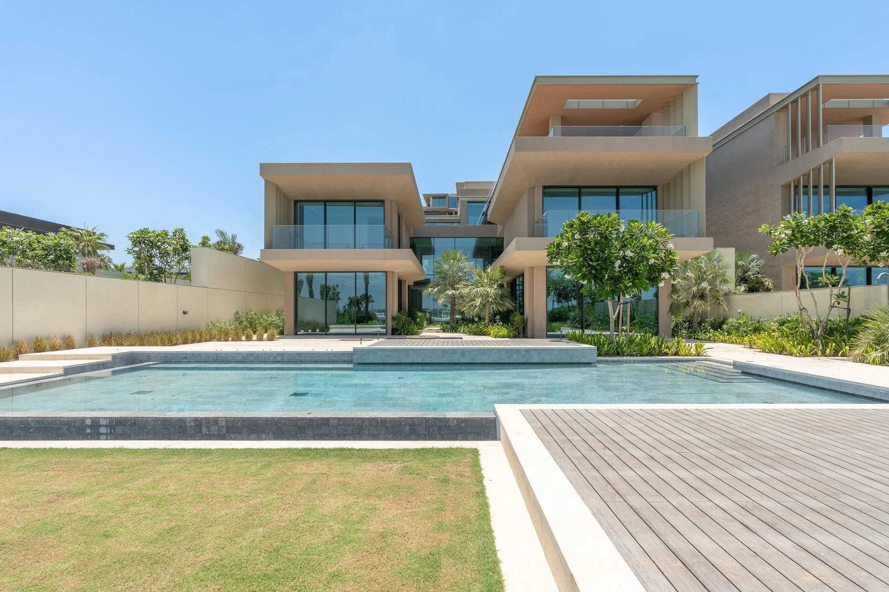 Super-Prime Beachfront Villa on Palm Jumeirah — photograph 2