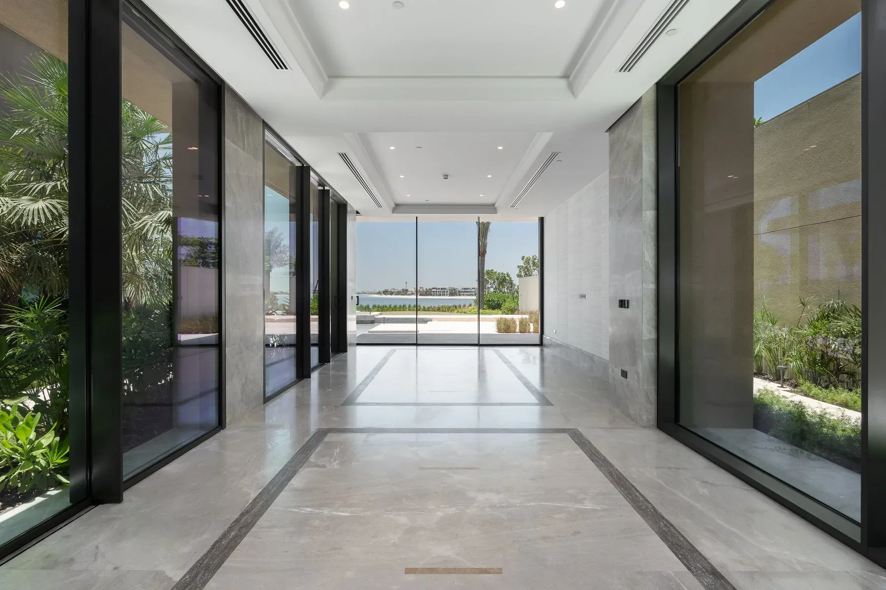 Super-Prime Beachfront Villa on Palm Jumeirah — photograph 5