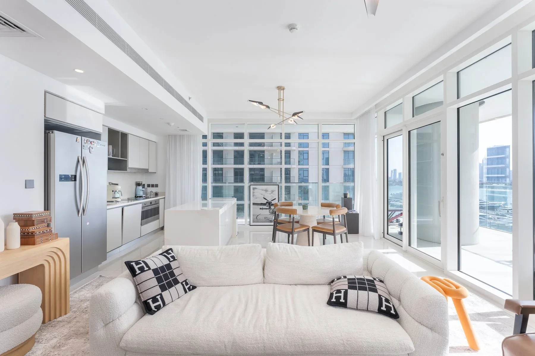 Contemporary Apartment with Full Marina View — photograph 3
