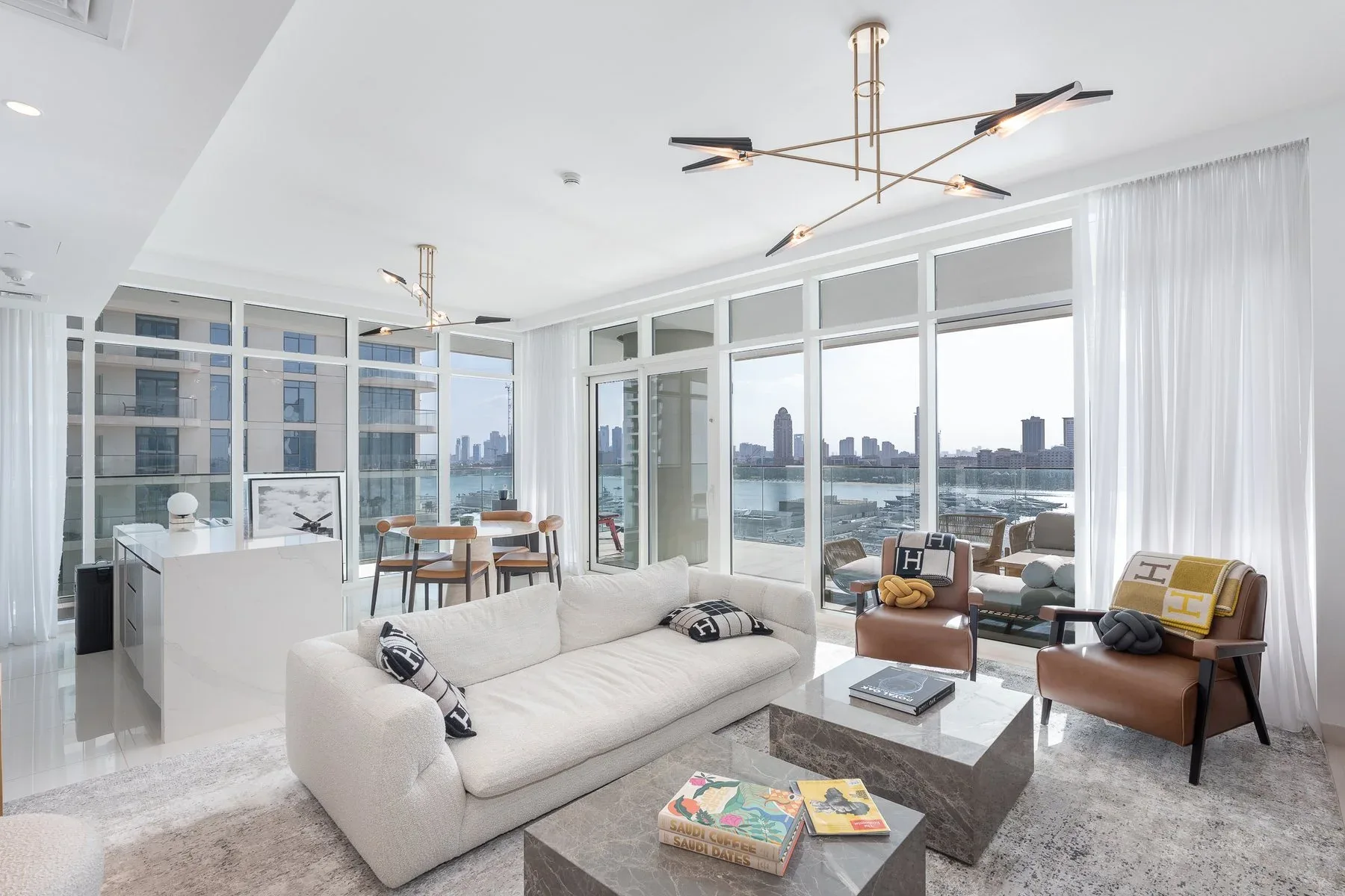 Contemporary Apartment with Full Marina View — photograph 2